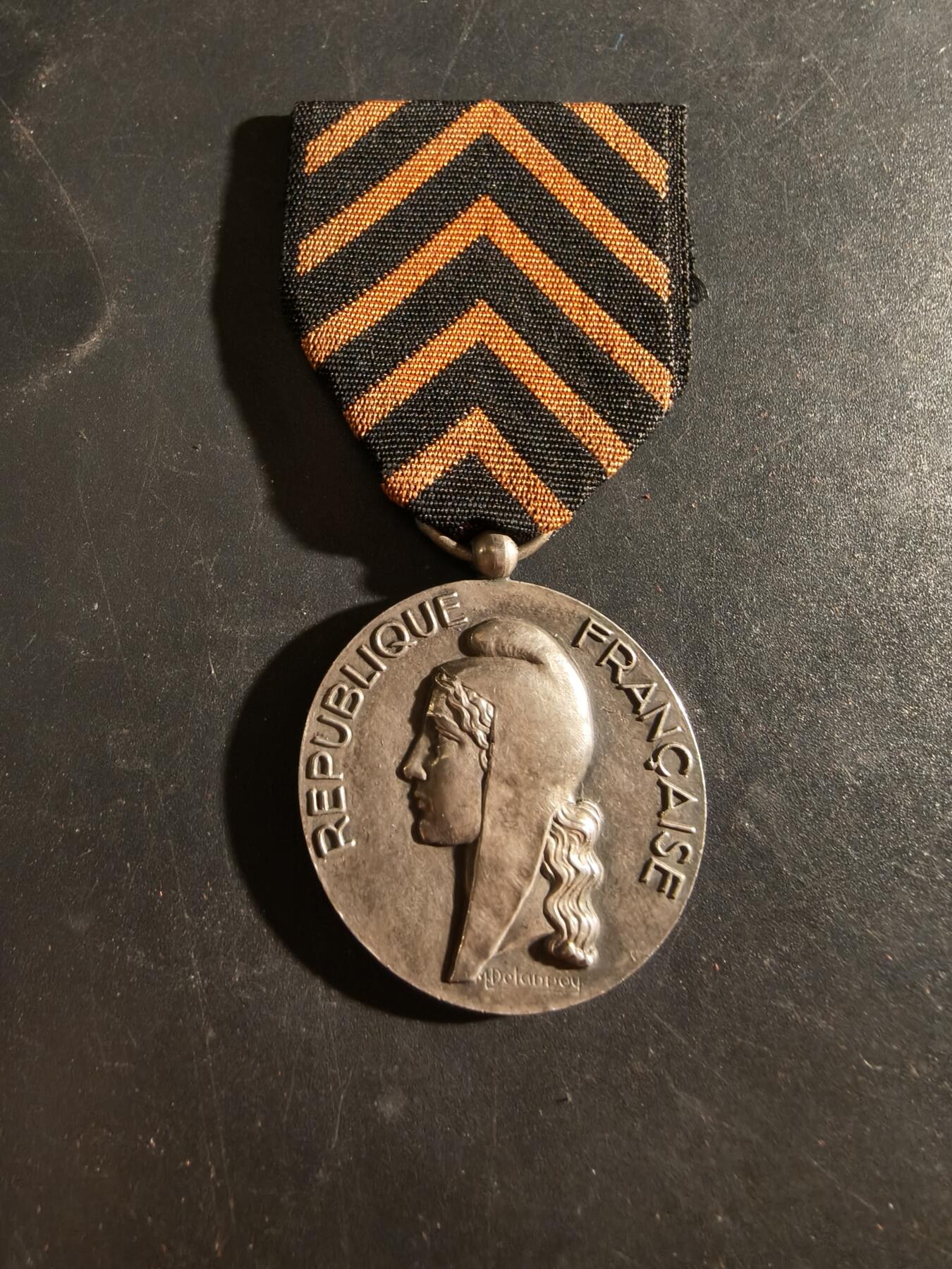 老王徽章第186期 法国矿业协会功绩奖章    原盒    950银    17.4g