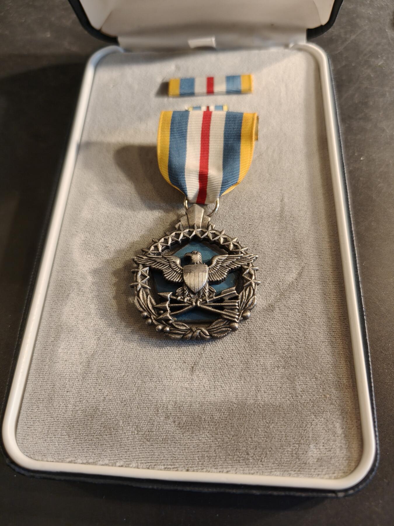 老王徽章第186期 美国国防部优异服务奖章    原盒带略和珐琅略   少见全套