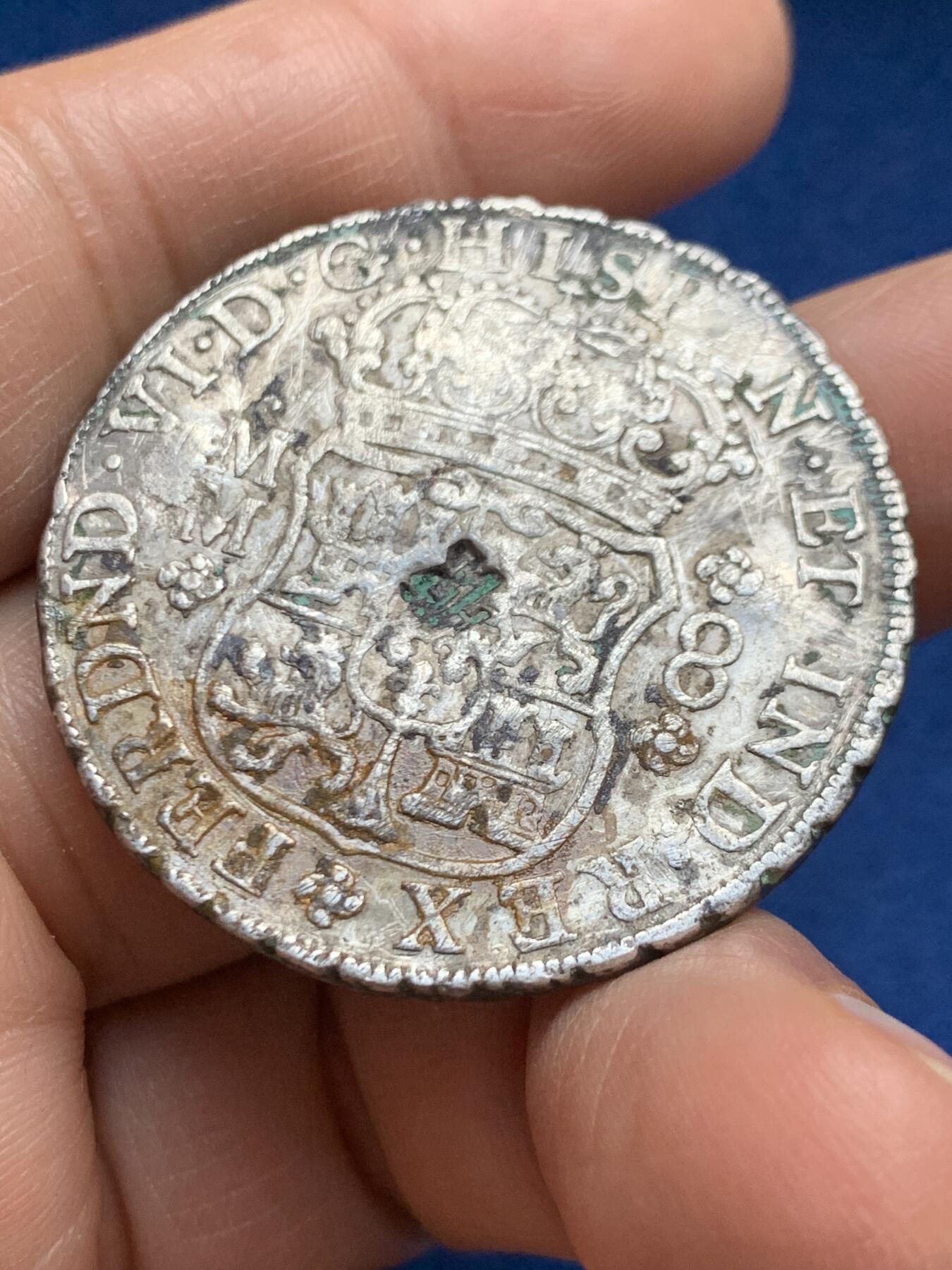 《竞宝斋》第469场 周日，周一 2场连拍 （全场包邮）欢迎送拍 海捞品 地球1797年双柱8r银币，多戳，暴力清洗，有一些趣味戳记，性价比高，重约26克。