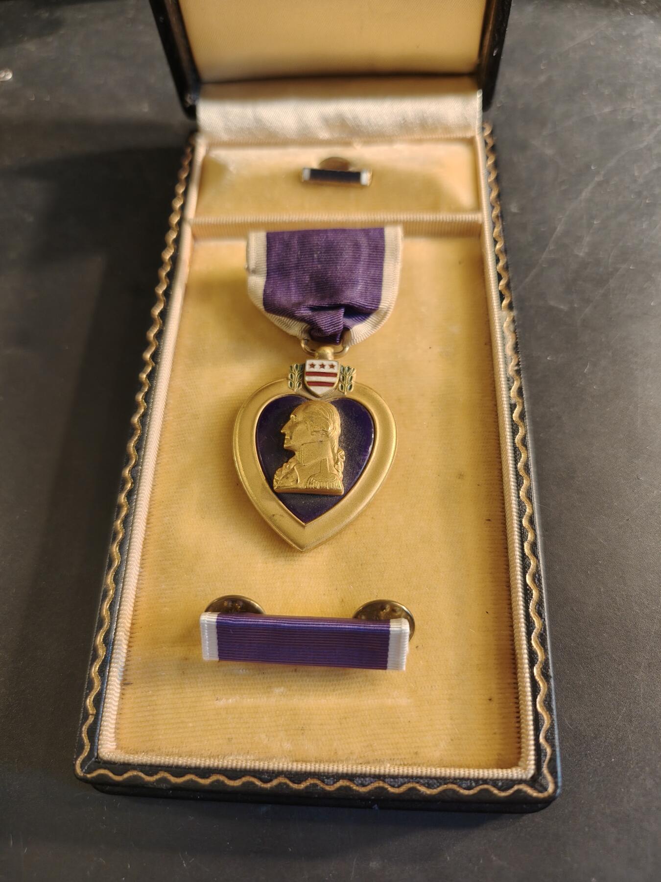 老王徽章第186期 美国紫心勋章 原盒带略和珐琅略 少见全套   二战时期版本