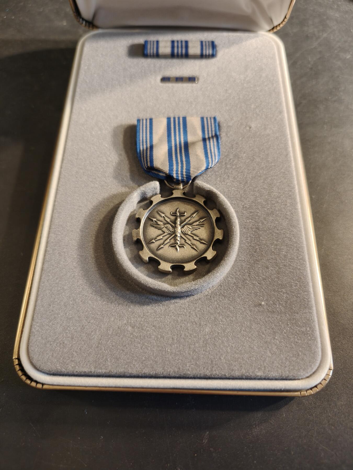 老王徽章第186期 美国空军功绩成就奖章 原盒带略和珐琅略 少见全套
