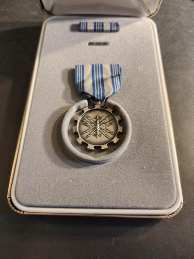 老王徽章第186期 - 美国空军功绩成就奖章 原盒带略和珐琅略 少见全套