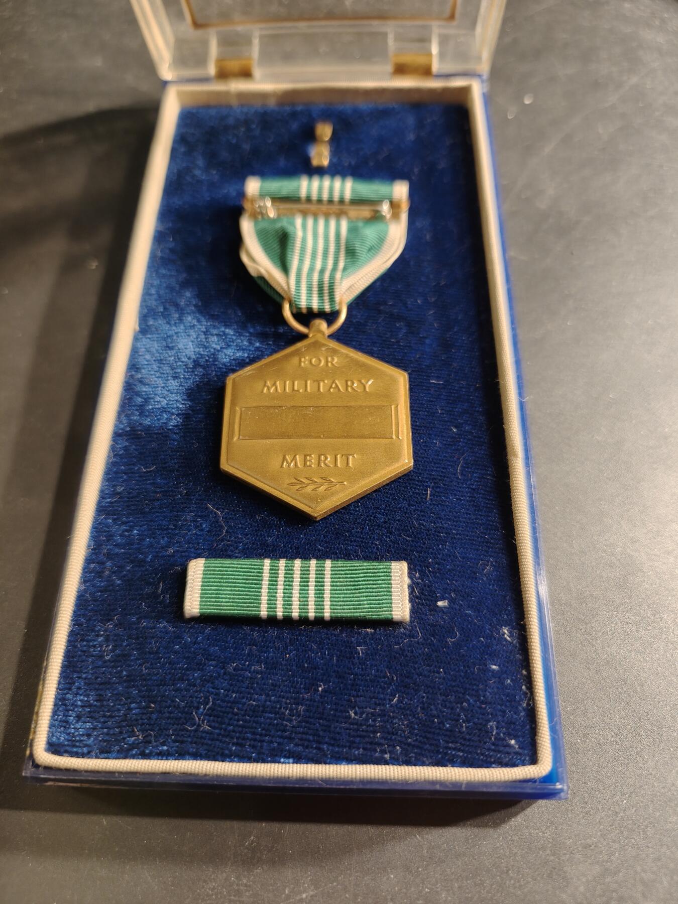 老王徽章第186期 美国陆军军事功绩奖章 原盒带略和珐琅略 少见全套   