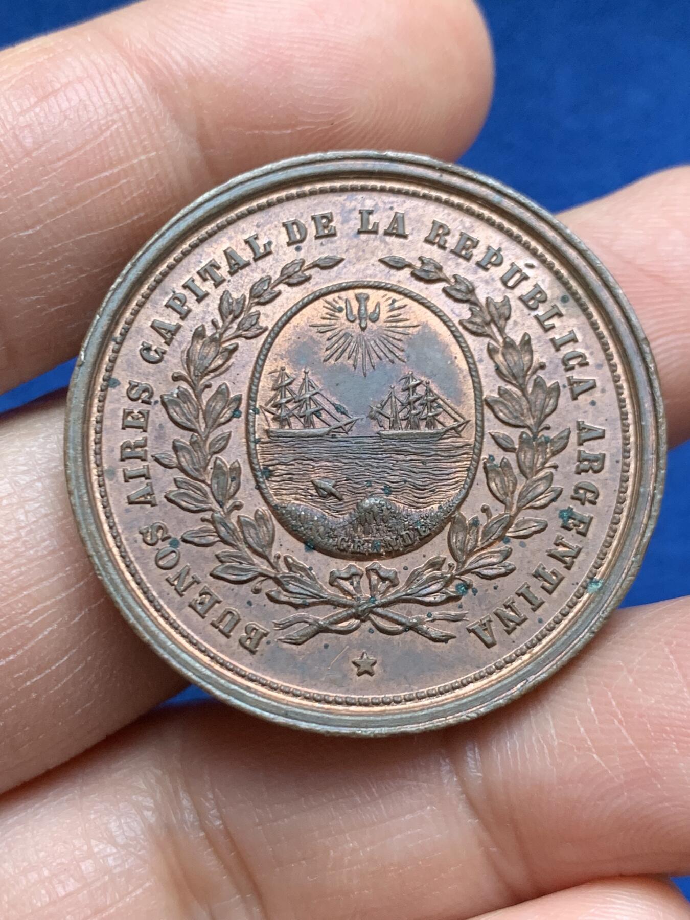 《竞宝斋》第469场 周日，周一 2场连拍 （全场包邮）欢迎送拍 布宜诺斯艾利斯城加入阿根廷联邦直辖纪念铜章  1880年12月6日铸造，少见品种！阿根廷国徽/布宜诺斯艾利斯城徽。重约：25克，34.7*3.2毫米。