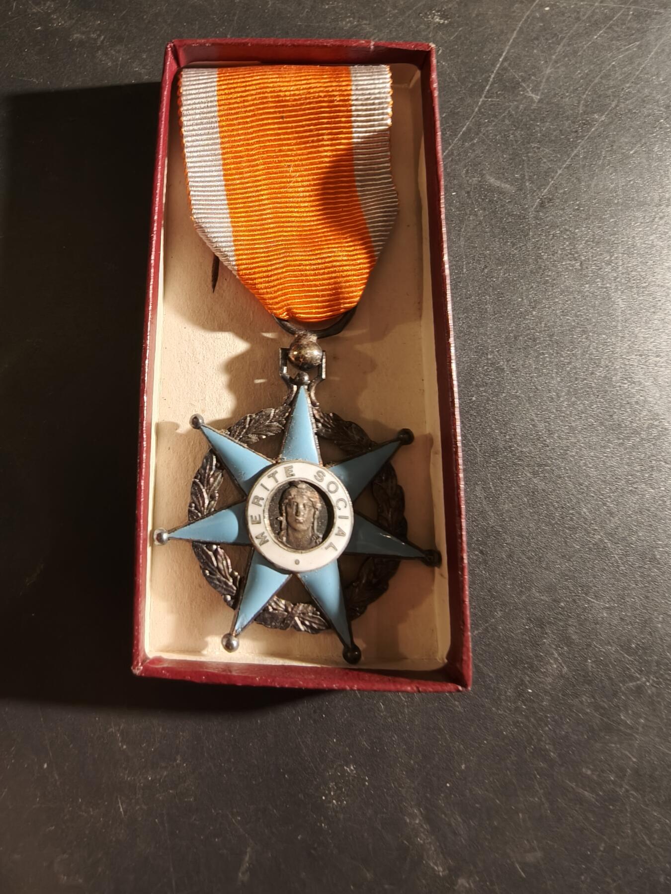 老王徽章第186期 法国骑士级社会功绩勋章   带纸盒