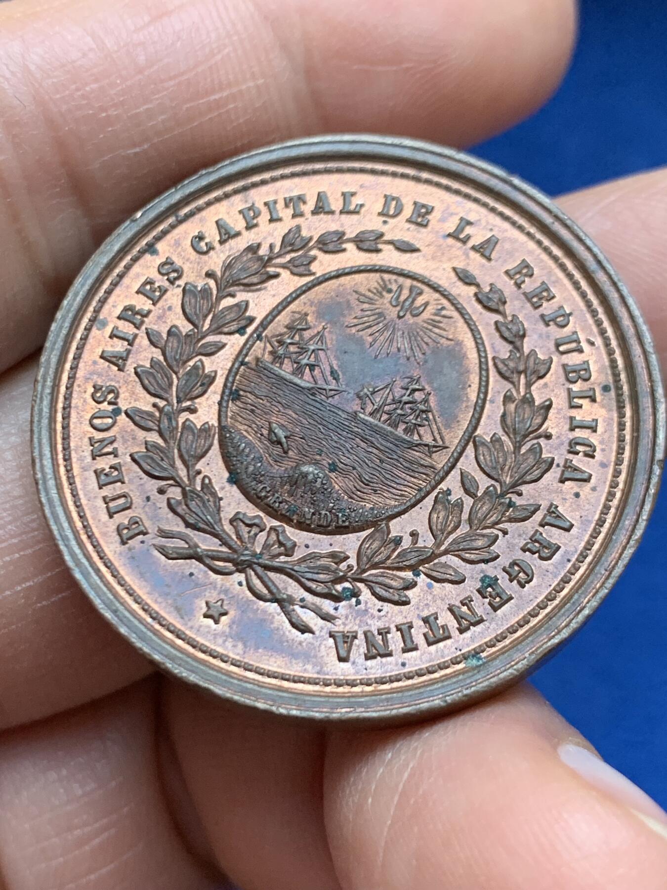 《竞宝斋》第469场 周日，周一 2场连拍 （全场包邮）欢迎送拍 布宜诺斯艾利斯城加入阿根廷联邦直辖纪念铜章  1880年12月6日铸造，少见品种！阿根廷国徽/布宜诺斯艾利斯城徽。重约：25克，34.7*3.2毫米。