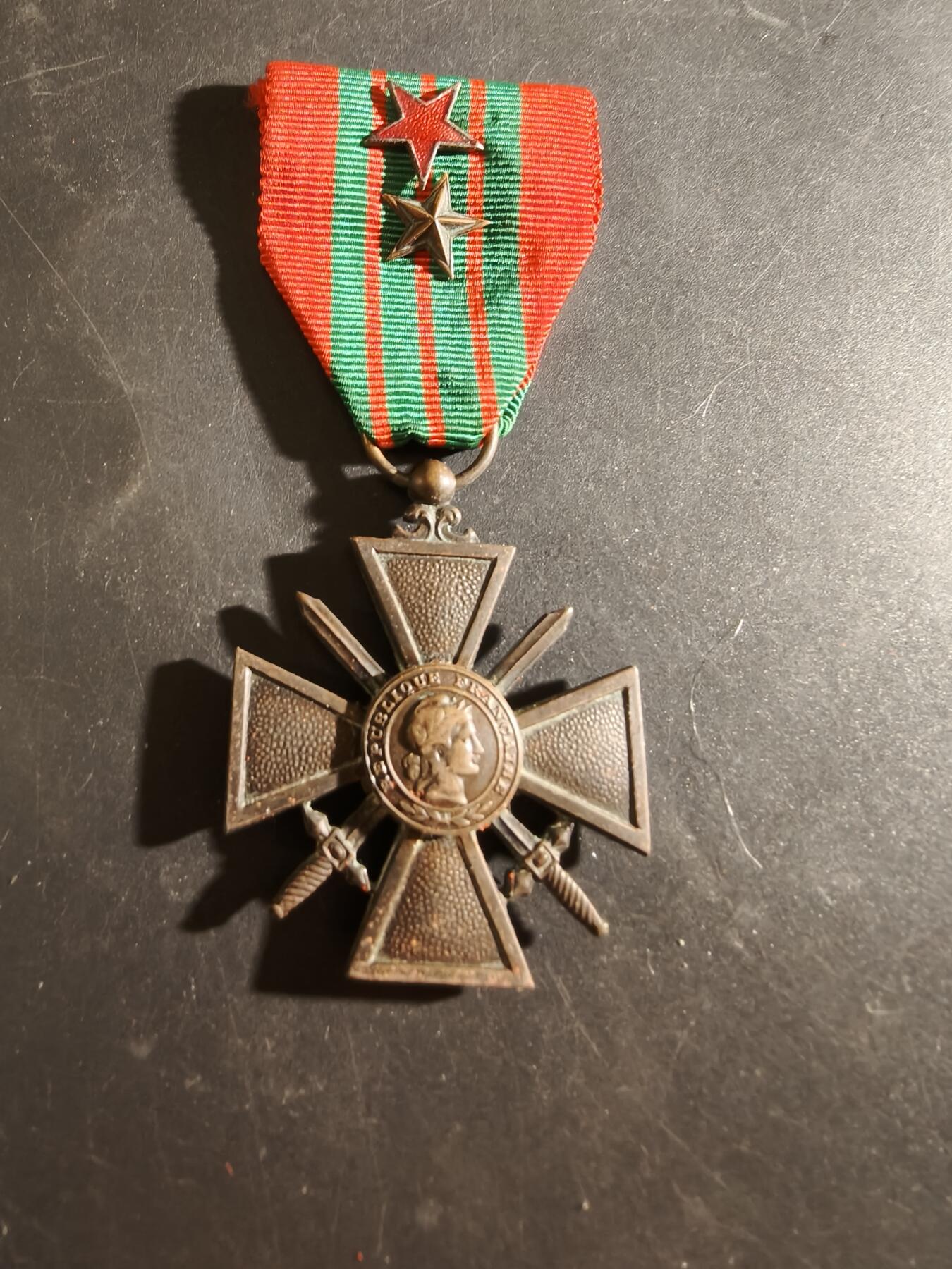 老王徽章第186期 法国1939版战争十字奖章   一颗战伤星一颗铜星勋饰