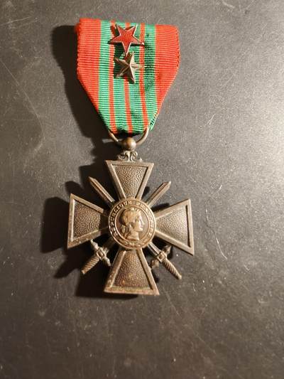 老王徽章第186期 - 法国1939版战争十字奖章   一颗战伤星一颗铜星勋饰