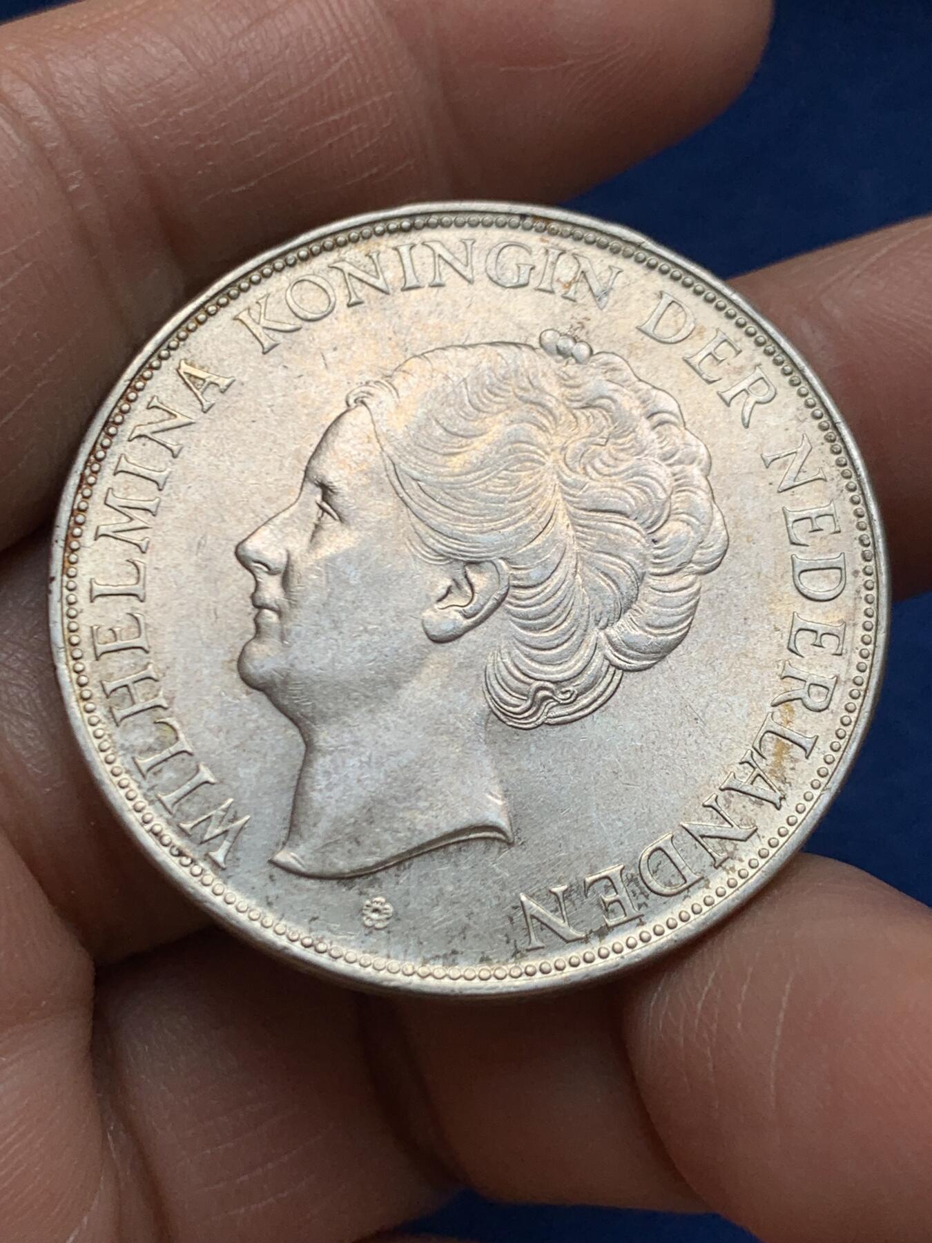 《竞宝斋》第469场 周日，周一 2场连拍 （全场包邮）欢迎送拍 荷兰 1937年 威廉明娜 2.5盾 银币 ，品相不错，转光明显