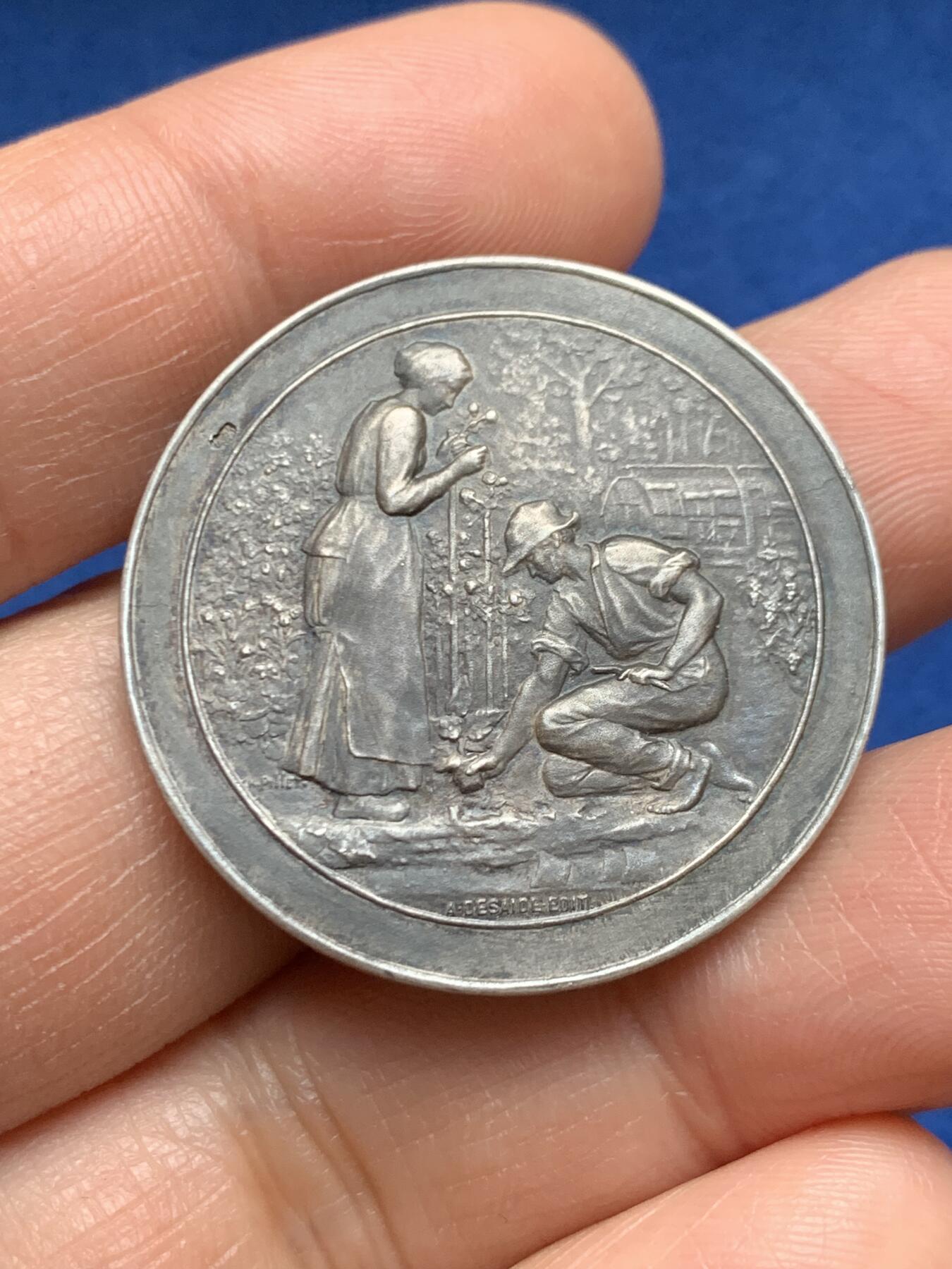 《竞宝斋》第469场 周日，周一 2场连拍 （全场包邮）欢迎送拍 19世纪园艺银章 14.82克 33.5mm 菱形银标