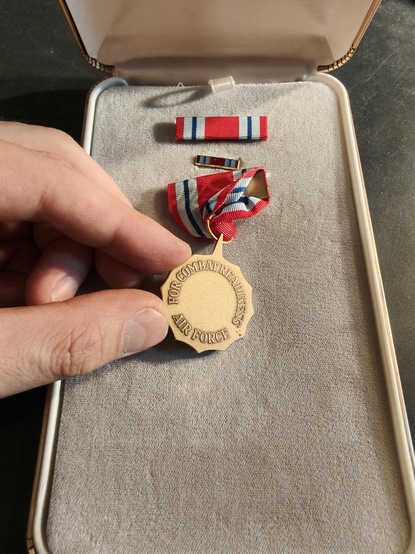 老王徽章第186期 美国空军战备奖章 原盒带略和珐琅略 少见全套