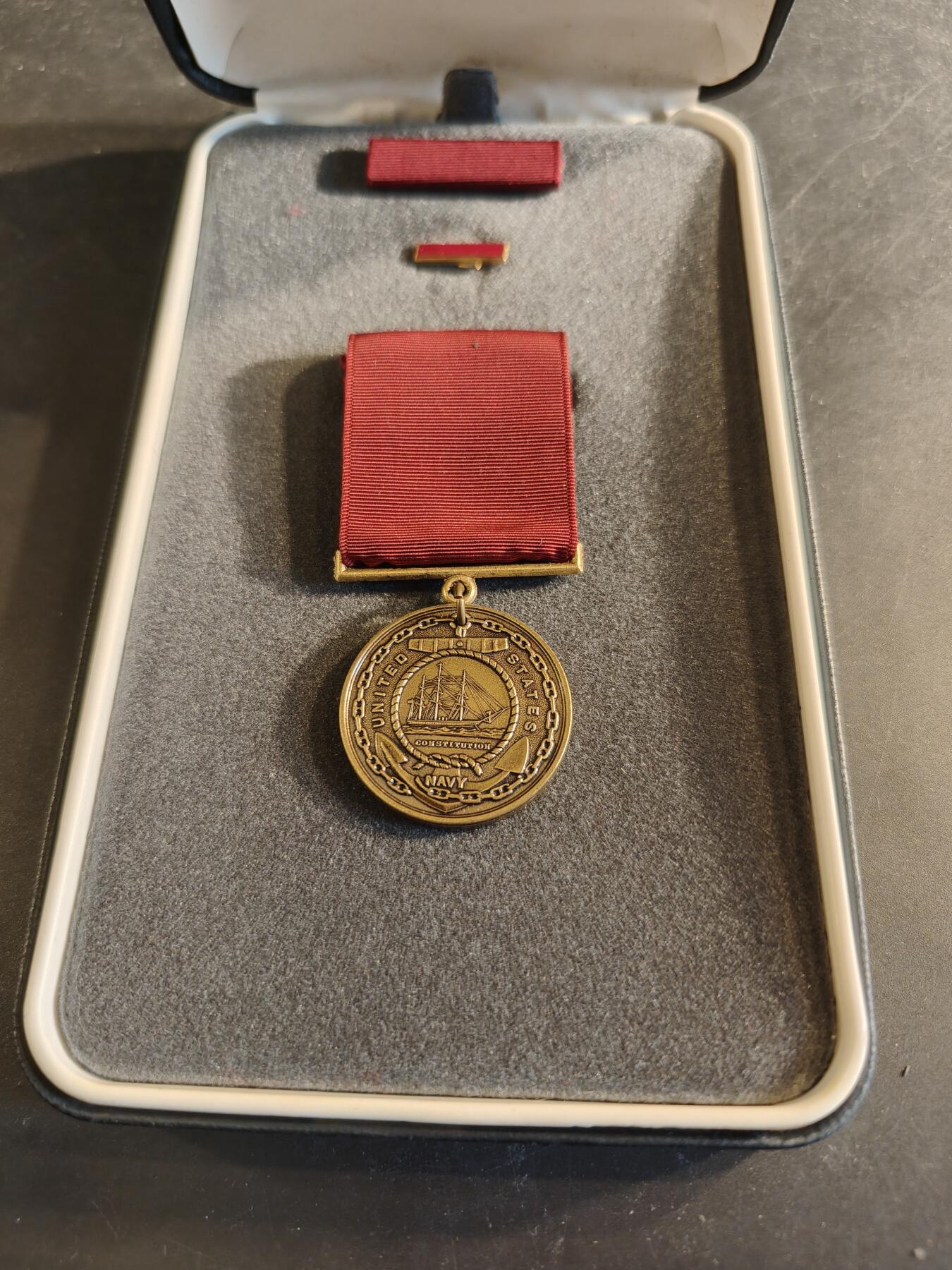 老王徽章第186期 美国海军品德优良奖章 原盒带略和珐琅略 少见全套