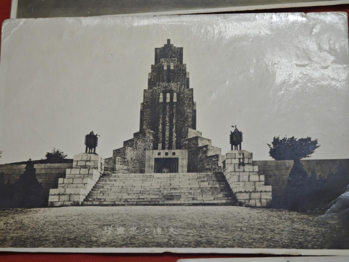 橙子收藏第五期 日据大连时期（1905-1945年）1. 大连信浓町通全貌   2. 大连磐城町   3. 大连忠灵塔   4. 大连小公园小村侯铜像   5. 大连神社（日俄战争后至二战结束），是近代大连殖民历史的核心视觉佐证。