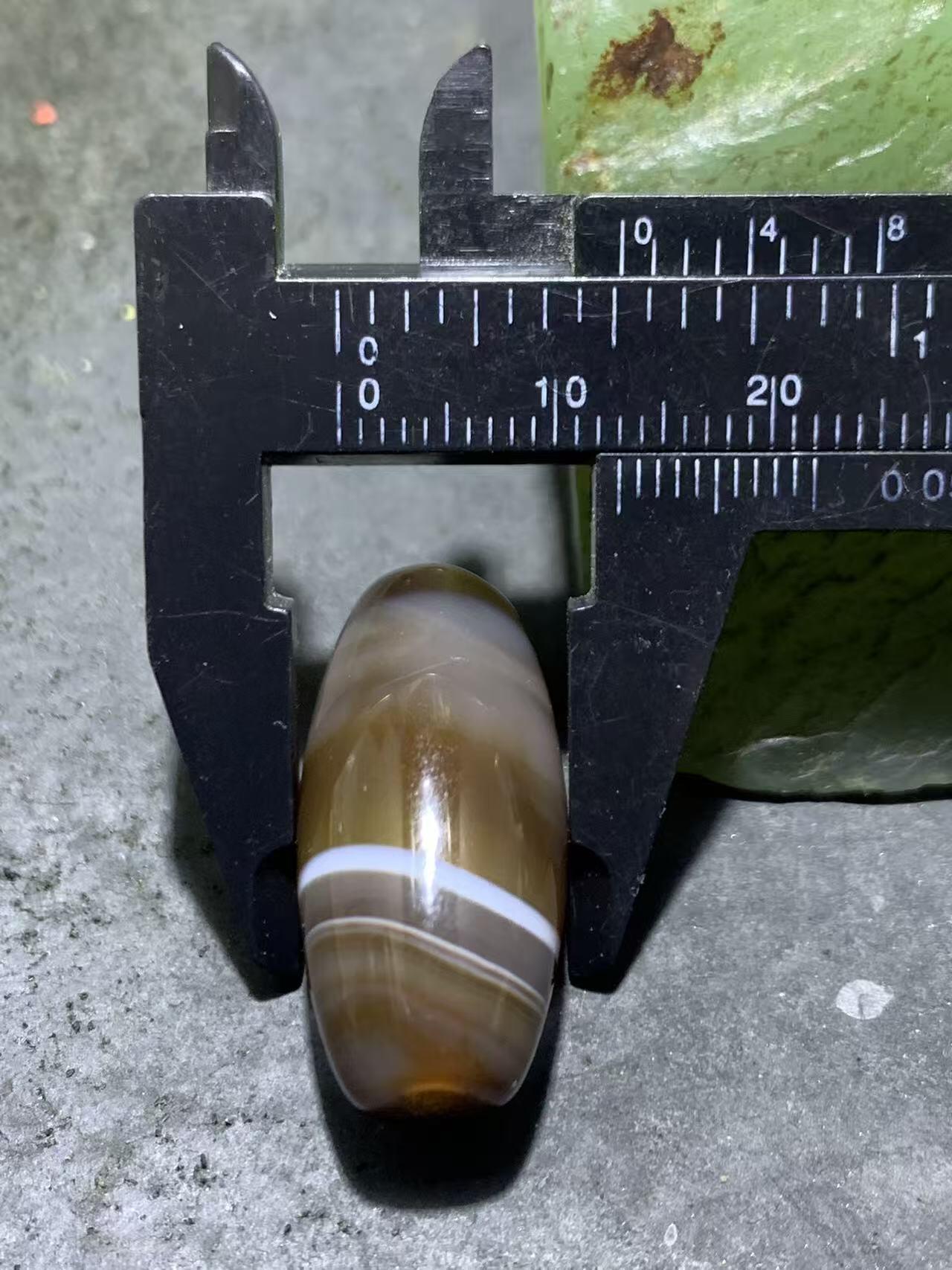 高玉化千层纹缠丝玛瑙通货随形桶珠一颗，