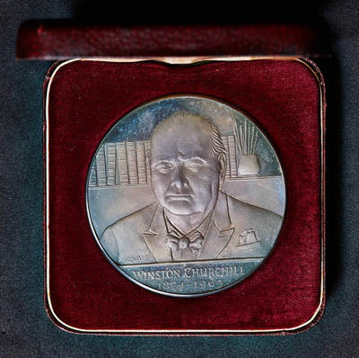 【俄甄集藏】2026年(049)03-18星期三 晚 19:30 全场包邮 - 英国1965年纪念前首相温斯顿·丘吉尔逝世大银章，原盒证，五彩酱彩老包浆，直径：57mm，重量：81.2克