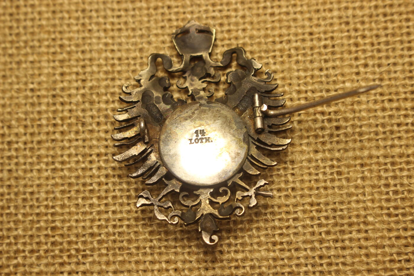 2026.3.14德系主题拍卖 普法战争红十字会纪念胸章，珠宝商私人订制产品，陶瓷彩绘，背盖打800银标Lot14，机测背盖含银量81%，章体其余部分为铜质，近库存品相