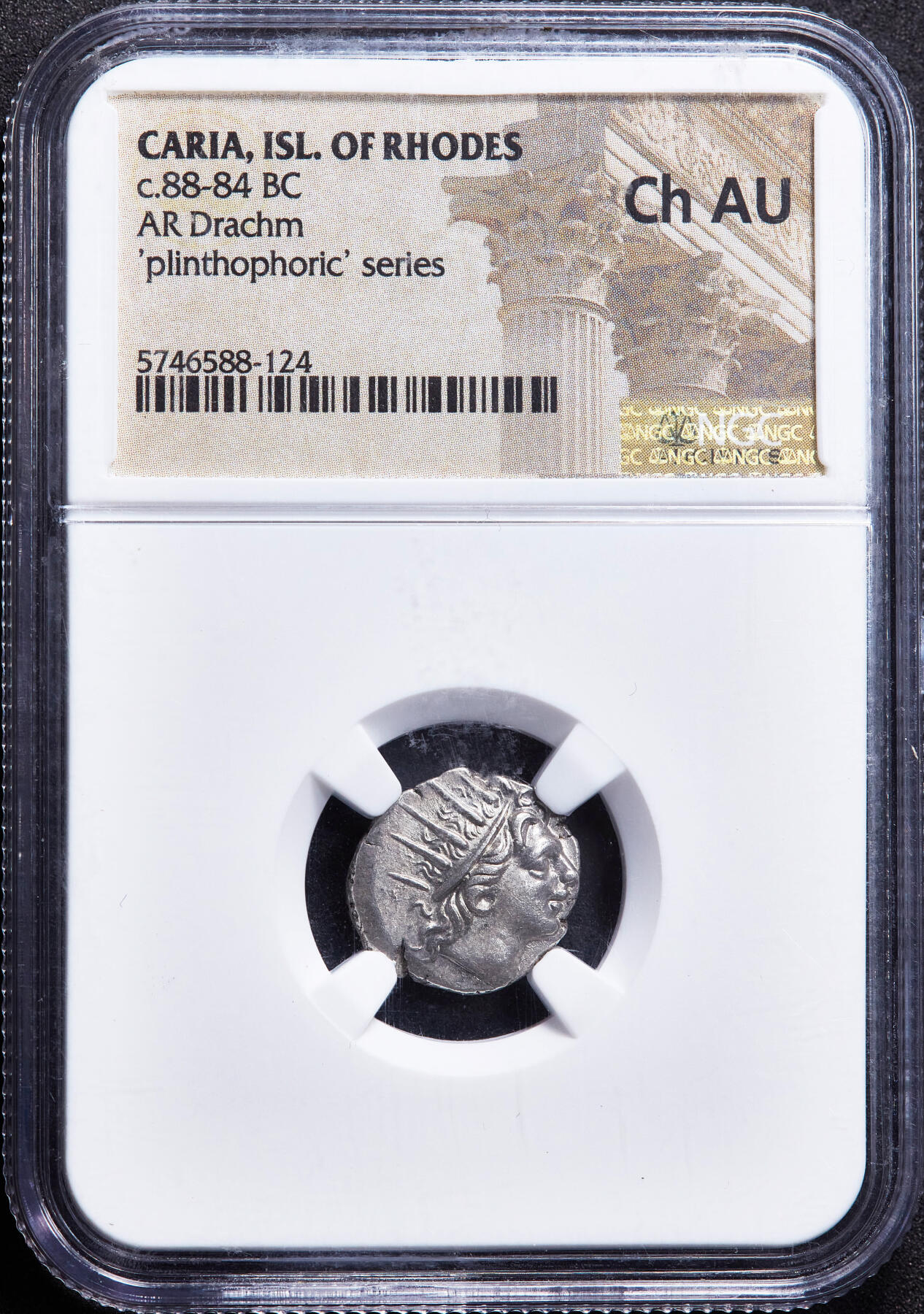 【俄甄集藏】2026年(049)03-18星期三 晚 19:30 全场包邮 古希腊罗德岛公元前88-前84年1德拉克马玫瑰花与太阳神赫利俄斯银币，NGC ChAU，罗德岛城发行，正面太阳神赫利俄斯侧面头像，头戴光芒冠，背面是一朵盛开的玫瑰花，上方铭文是地方官姓名，高分好状态，名誉品种