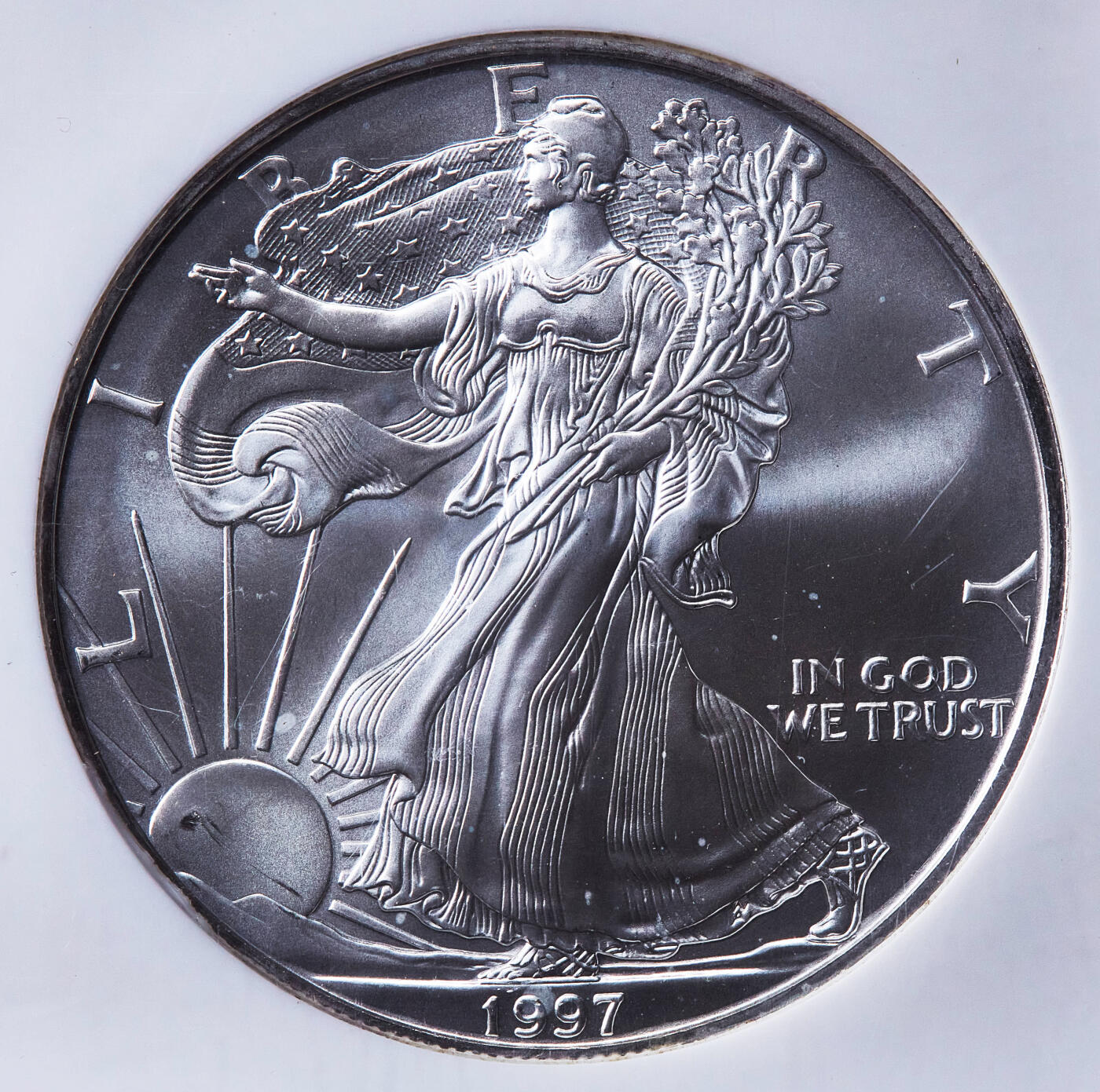 【俄甄集藏】2026年(049)03-18星期三 晚 19:30 全场包邮 美国1997年行走女神1盎司投资大银币，NGC MS69，原光品相，重1盎司，999银