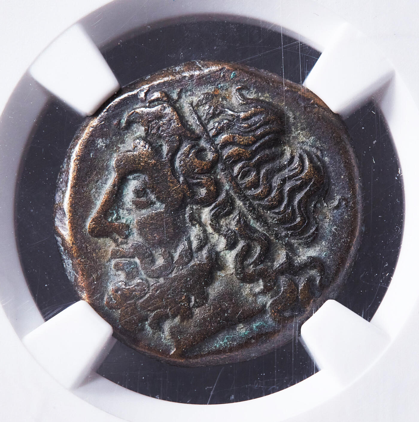 【俄甄集藏】2026年(049)03-18星期三 晚 19:30 全场包邮 古希腊西西里岛叙拉古公元前275-前216年希伦二世海神波塞冬铜币，NGC ChVF，出自波塞冬集藏，正面海神波塞冬头像，背面波塞冬的法器三叉戟，两边各有一只海豚，NGC海神特殊标签