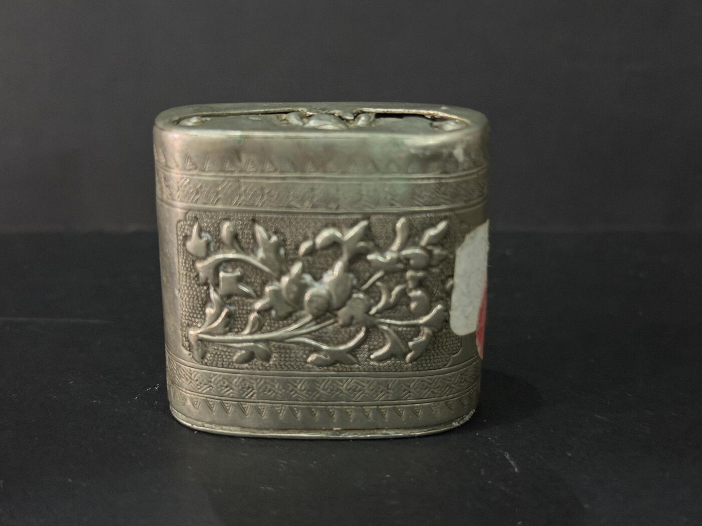 海外回流精品专场 法国回流晚清民国银制或白铜烟膏盒（4.5cmX4.7cm，79.6g，有底款）