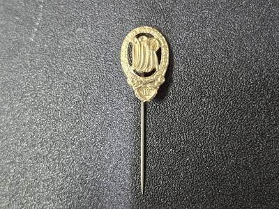 西秦中古拍卖第八十期  - 东德 民主德国体能证章