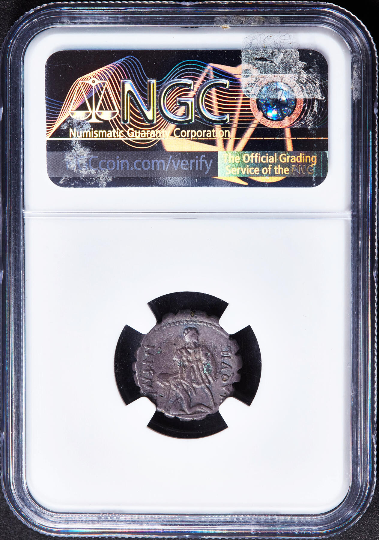 【俄甄集藏】2026年(049)03-18星期三 晚 19:30 全场包邮 古罗马共和国公元前65年勇气之神维尔图斯西西里岛平叛1狄纳里银皮铜芯纪念币，NGC ChVF (Str 5/5, Sur 2/5)，罗马造币厂打制，制币官Man. Aquillius m.f，正面勇气之神维尔图斯面右像，背面马尼乌斯阿奎利乌斯身着军装手拿盾牌，旁边跪着的西西里的拟人女性形象，盒体有两处小磕损，见详图