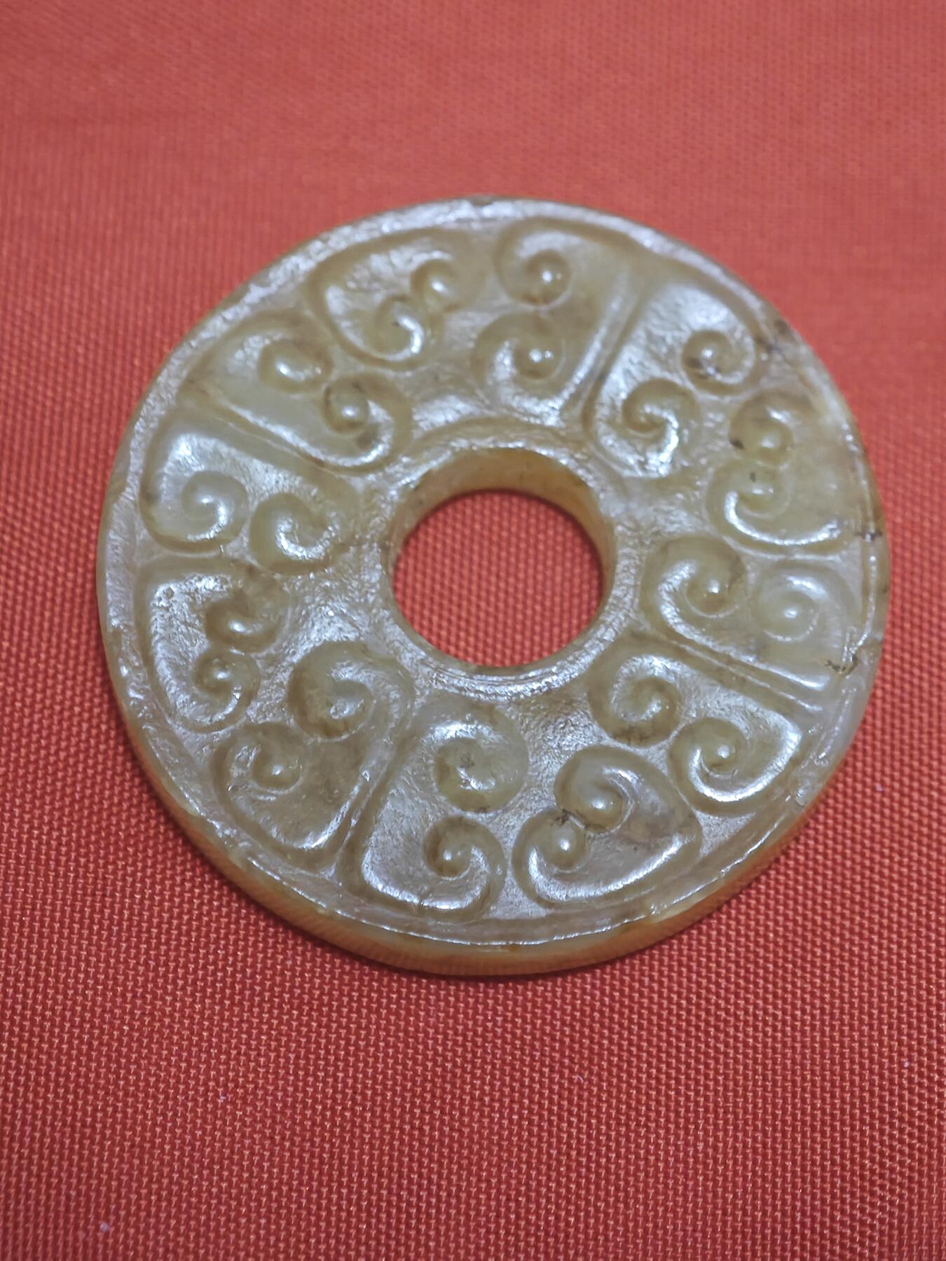 橙子收藏第五期 中国古代黄玉质卷云纹系璧，是高古玉文化中极具代表性的佩饰类玉器