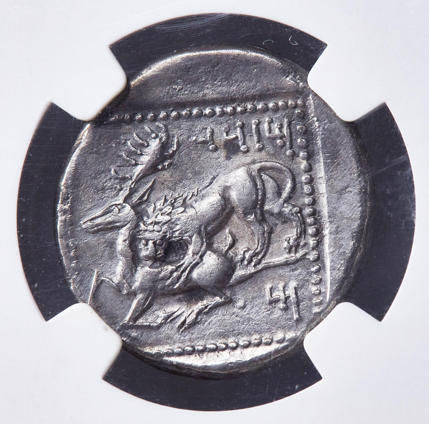 【俄甄集藏】2026年(049)03-18星期三 晚 19:30 全场包邮 古希腊西里西亚塔尔苏斯公元前361-前328年波斯总督马札伊俄斯1斯塔特狮子捕鹿银币，NGC ChVF (Str4/5, Sur3/5)，正面是东方神话中的主神巴力塔尔神坐像，一手持权杖一手持麦穗葡萄，背面雄狮扑咬公鹿，直径23mm，重10.34克，稀有品种