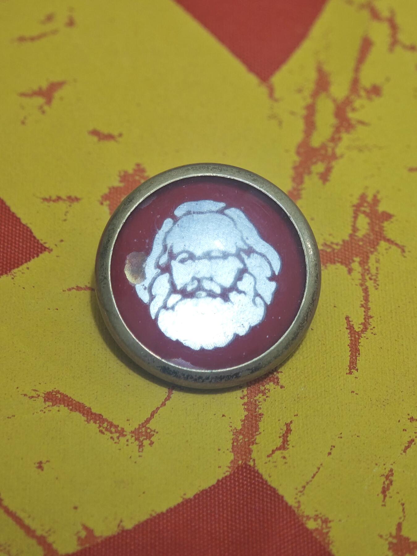 橙子收藏第五期 卡尔·马克思主题的小型纪念像章，是国际共产主义运动与社会主义思潮的重要实物见证