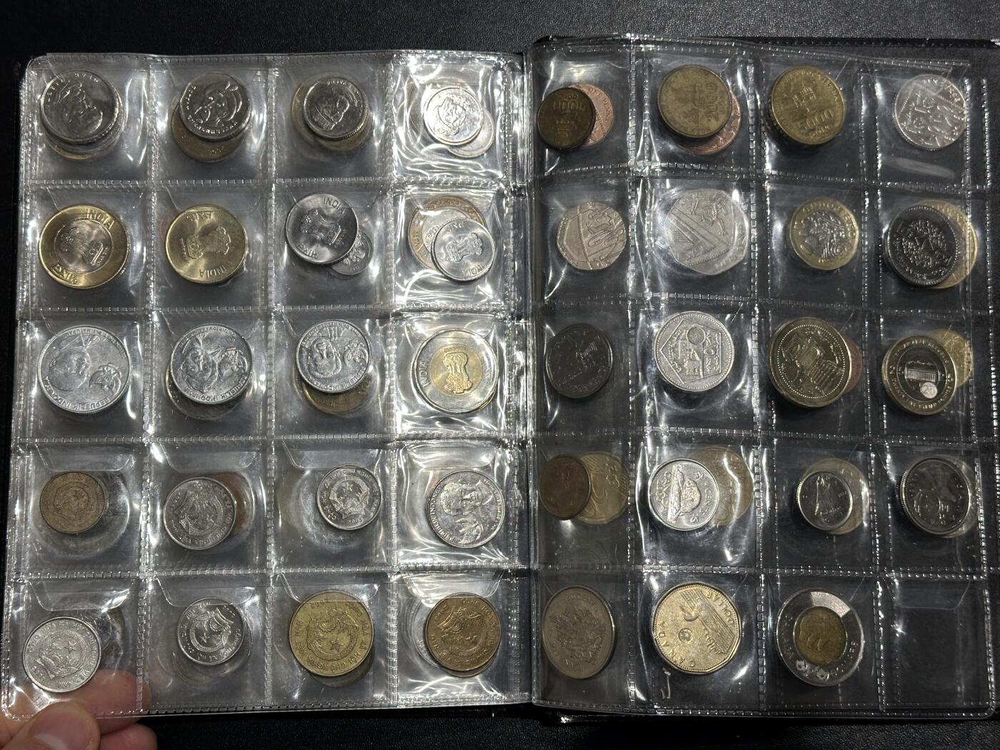 《外钞收藏家》第六百一十六期（精品场）（长期征集拍品、欢迎藏友们联系合作） 硬币收藏册一本 含硬币200多枚一起/成套硬币（欧元英镑加元等都有）