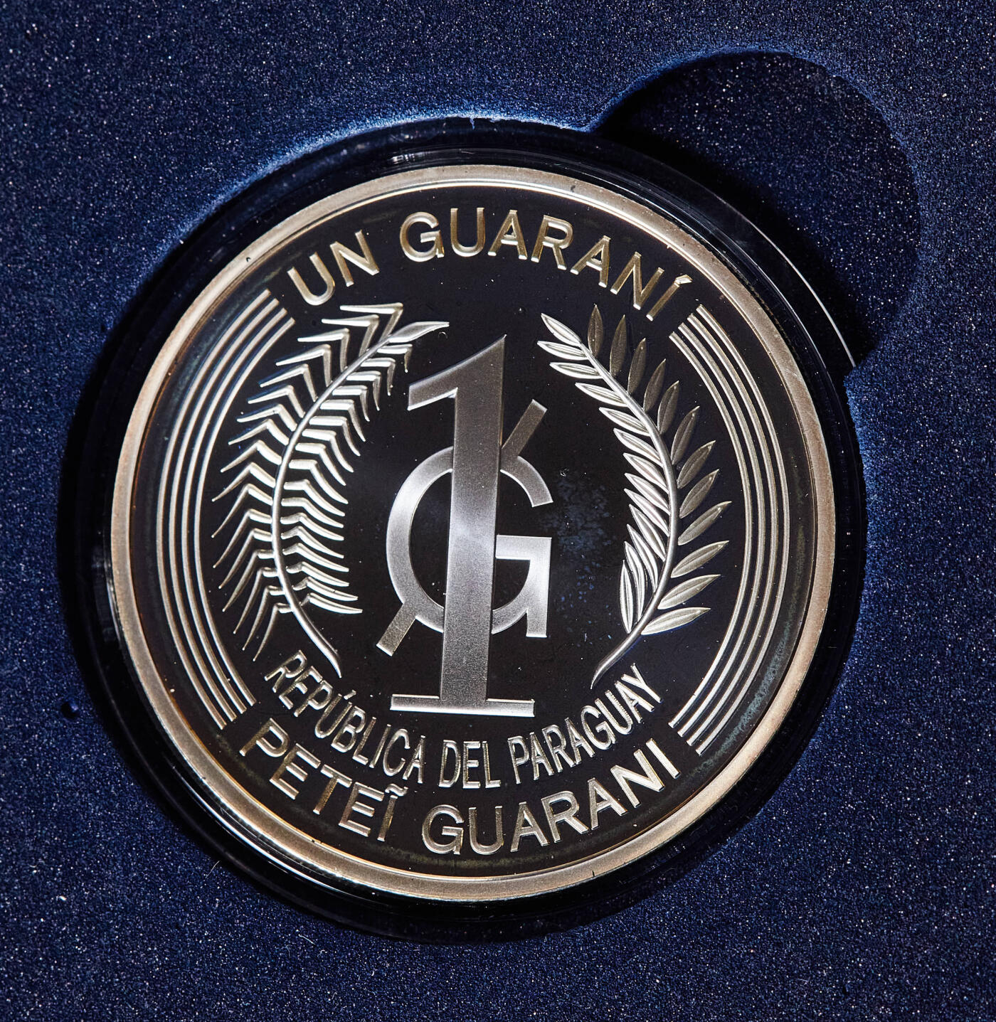 【俄甄集藏】2026年(049)03-18星期三 晚 19:30 全场包邮 巴拉圭2013年纪念以土著民族瓜拉尼命名的货币成为法定货币70周年1瓜拉尼精制大银币，原盒证，重27克，925银，发行量700枚，稀有品种