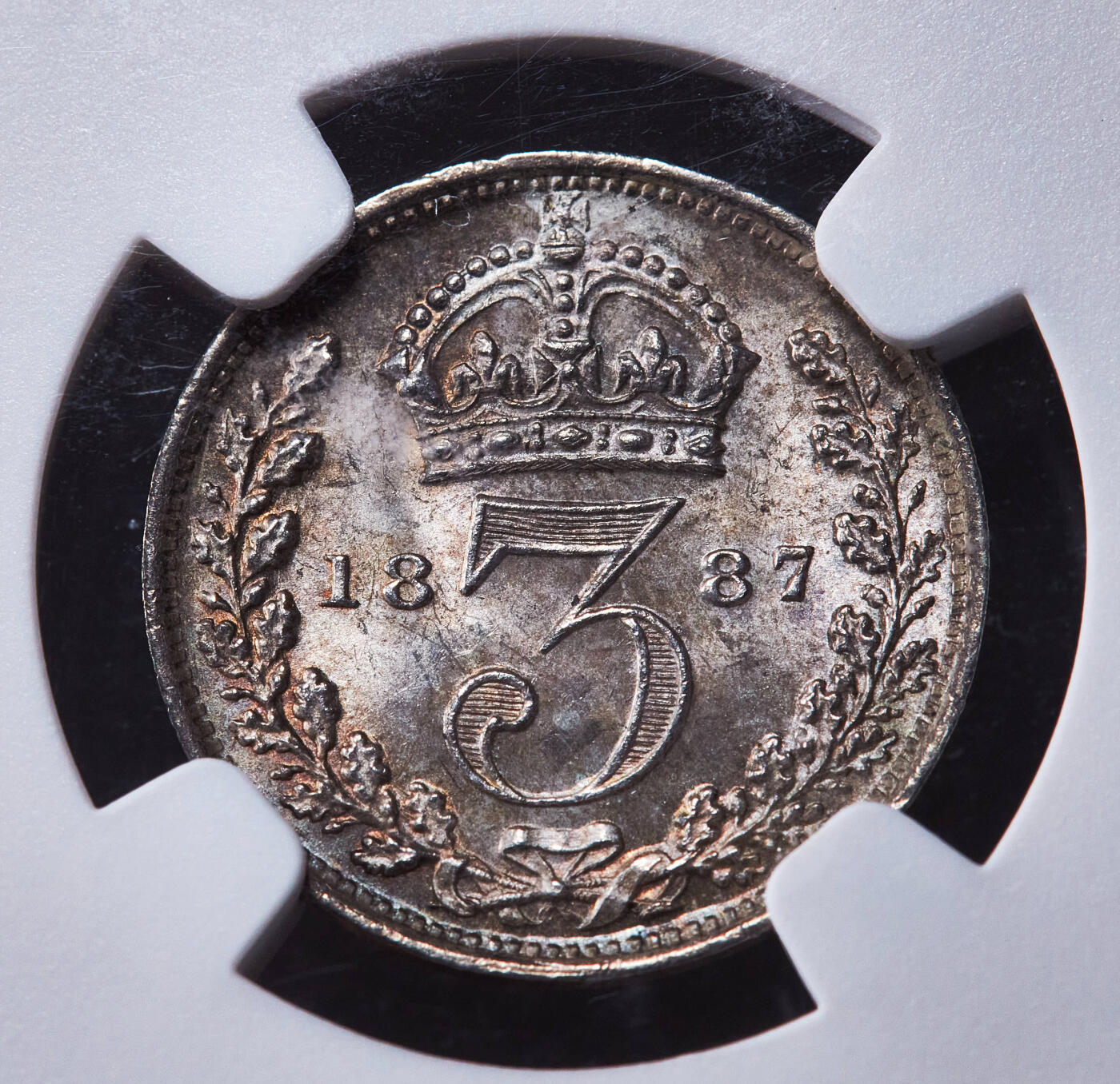 【俄甄集藏】2026年(049)03-18星期三 晚 19:30 全场包邮 英国1887年维多利亚高冠3便士银币，NGC MS62，黄油彩转光品相