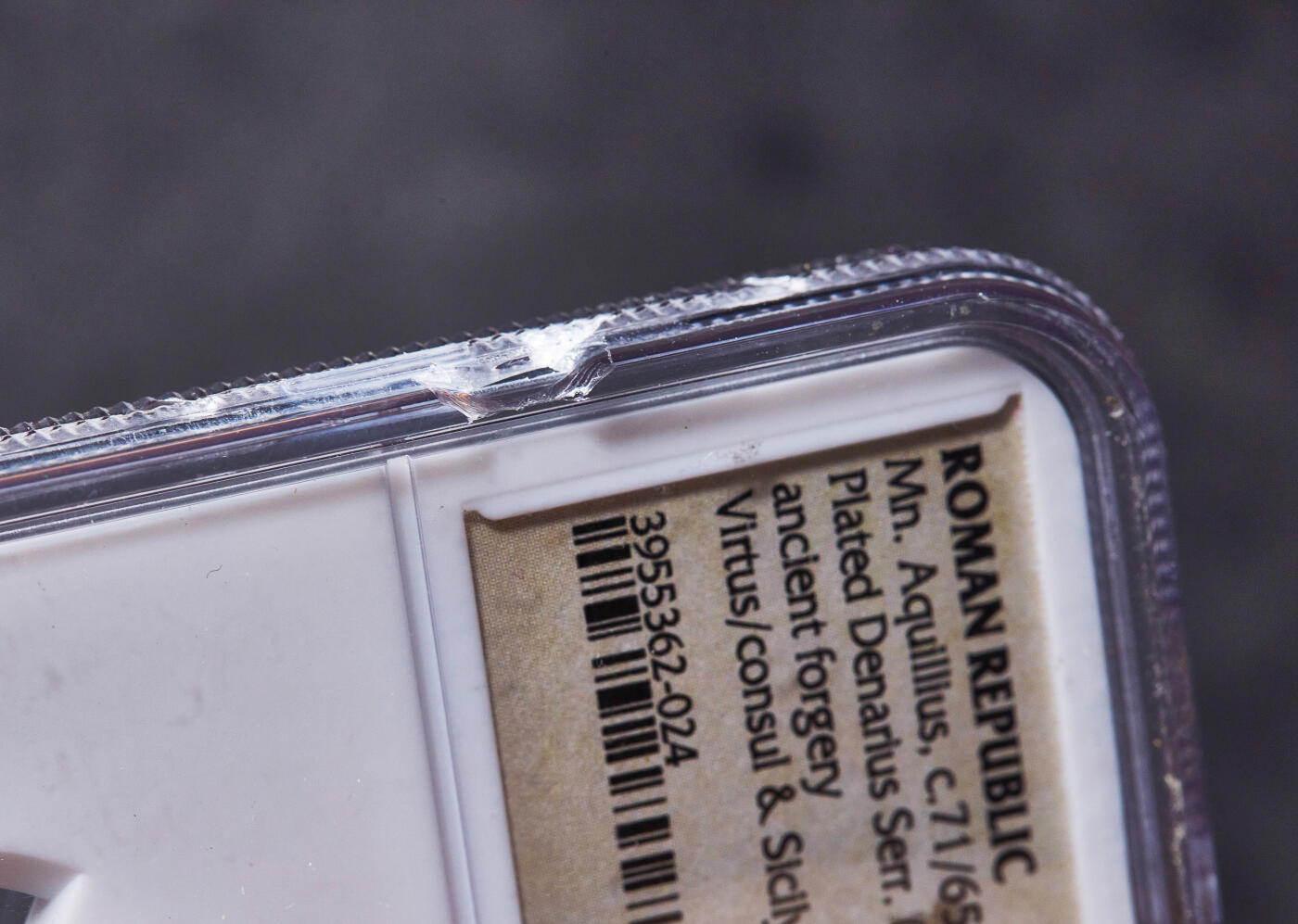 【俄甄集藏】2026年(049)03-18星期三 晚 19:30 全场包邮 古罗马共和国公元前65年勇气之神维尔图斯西西里岛平叛1狄纳里银皮铜芯纪念币，NGC ChVF (Str 5/5, Sur 2/5)，罗马造币厂打制，制币官Man. Aquillius m.f，正面勇气之神维尔图斯面右像，背面马尼乌斯阿奎利乌斯身着军装手拿盾牌，旁边跪着的西西里的拟人女性形象，盒体有两处小磕损，见详图