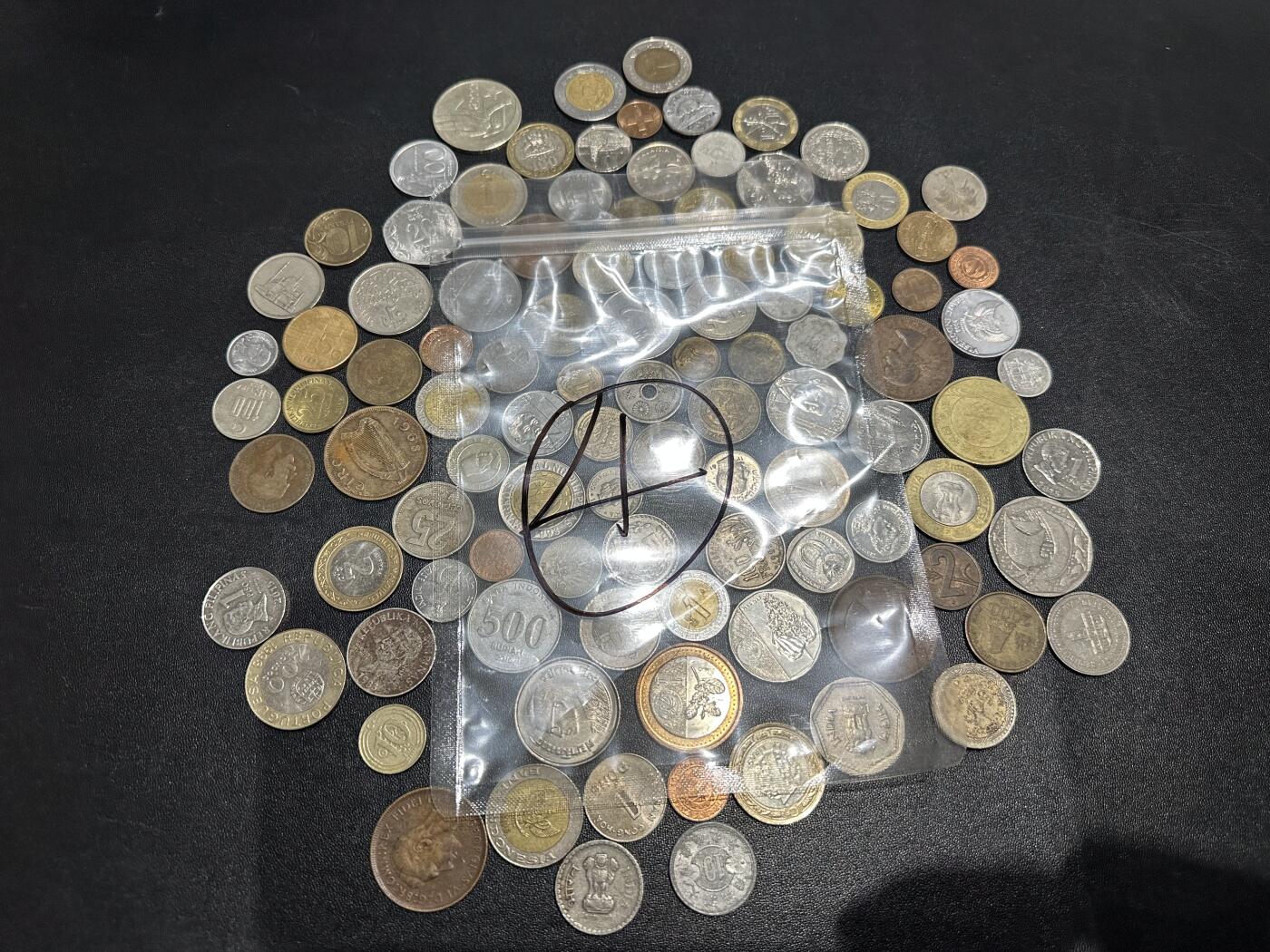 《外钞收藏家》第六百一十六期（精品场）（长期征集拍品、欢迎藏友们联系合作） 硬币包4号 几十枚一起