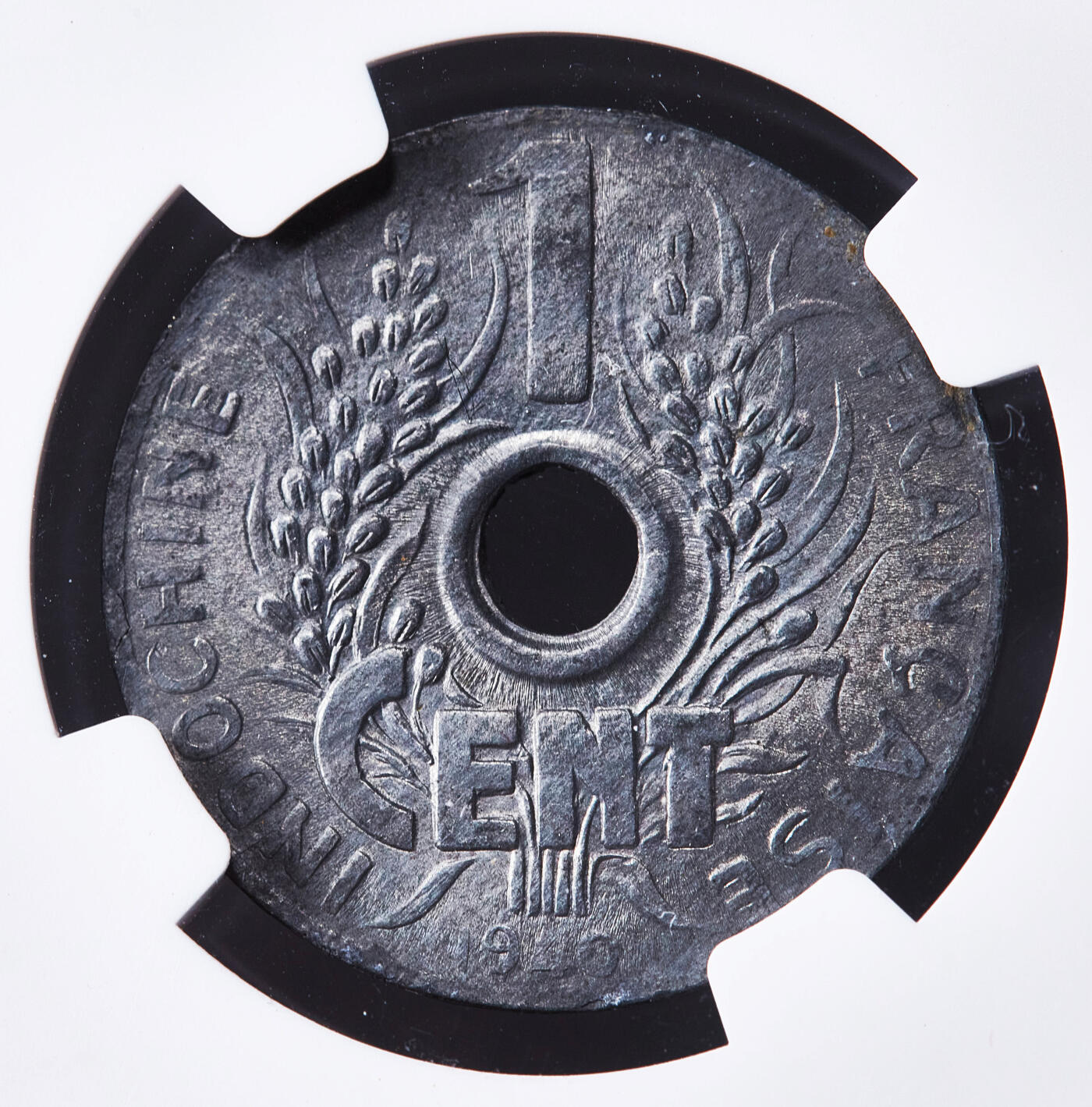 【俄甄集藏】2026年(049)03-18星期三 晚 19:30 全场包邮 法属印度支那1940年帽圈版中孔1分锌币，NGC MS63，原光品相，MS状态难得