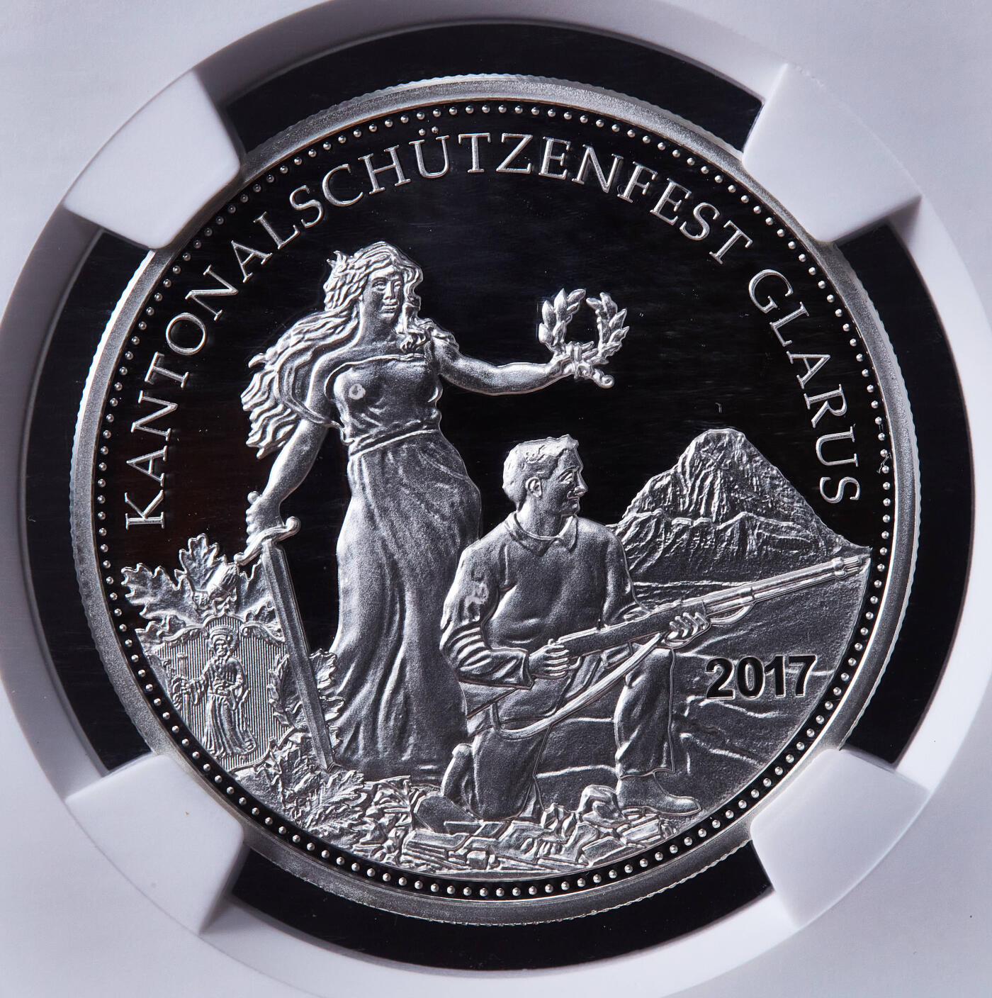 【俄甄集藏】2026年(049)03-18星期三 晚 19:30 全场包邮 瑞士2017年格拉鲁斯射击节50法郎精制大银币，NGC PF70UC，设计精美，重25克，900银，发行量1200枚，稀少