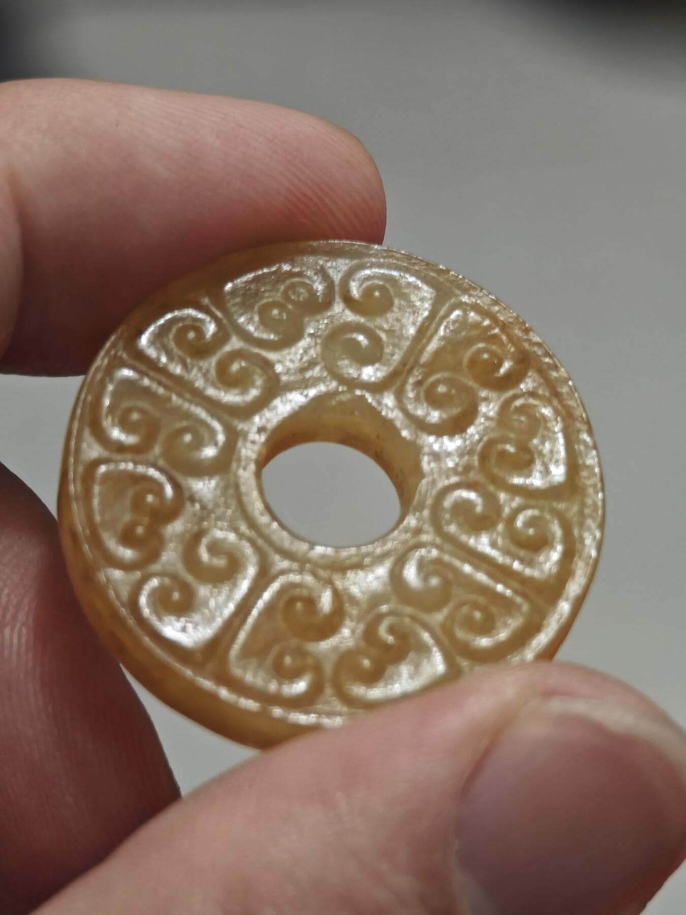 橙子收藏第五期 中国古代黄玉质卷云纹系璧，是高古玉文化中极具代表性的佩饰类玉器