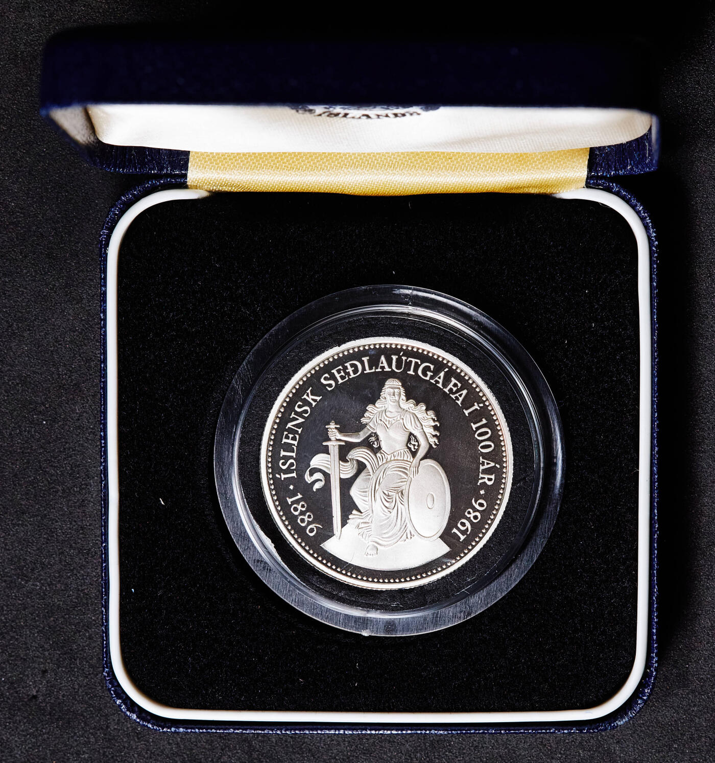 【俄甄集藏】2026年(049)03-18星期三 晚 19:30 全场包邮 冰岛1986年纪念货币发行100周年500克朗精制银币，原盒证，重20克，925银，发行量5000枚，设计精美