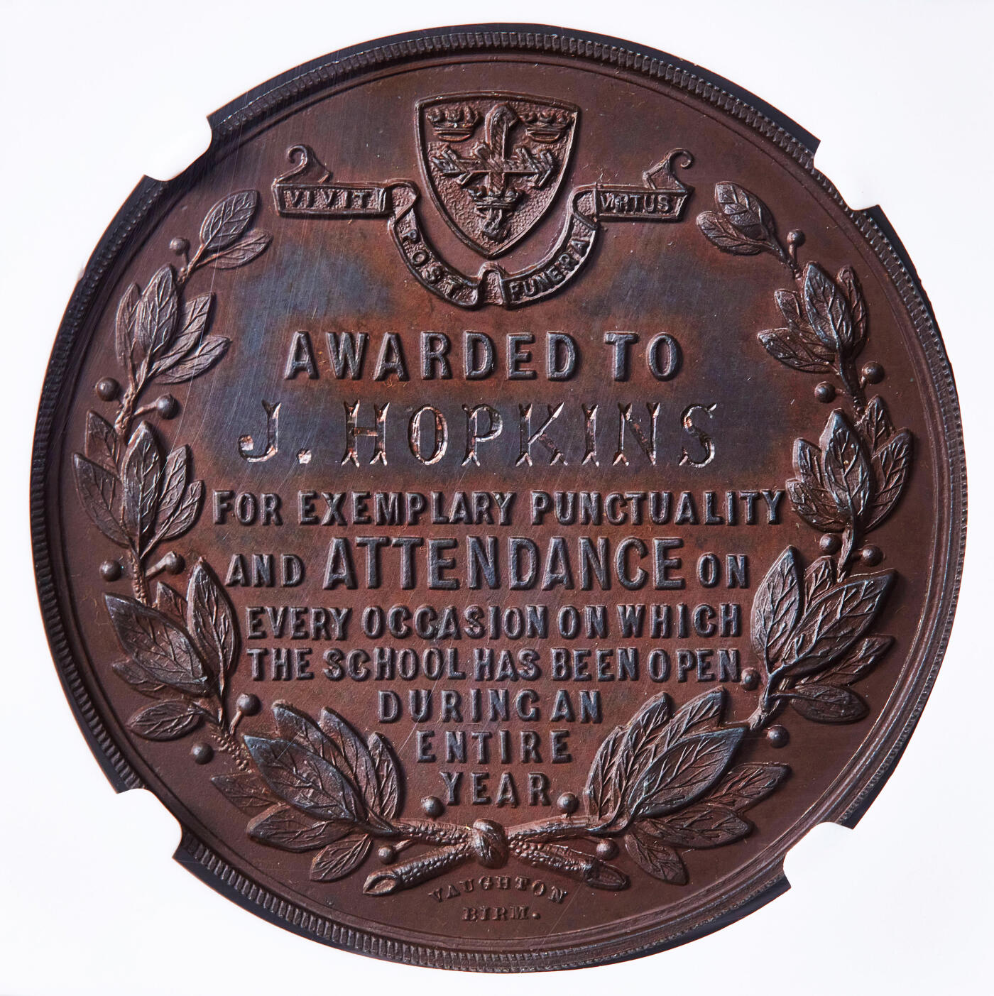 【俄甄集藏】2026年(049)03-18星期三 晚 19:30 全场包邮 英国1887年智慧女神造像诺丁汉学务委员会颁发全勤与守时表彰纪念铜章，NGC MS62，授予J·霍普金斯，巧克力包浆，设计精美，疑似低评，直径41mm