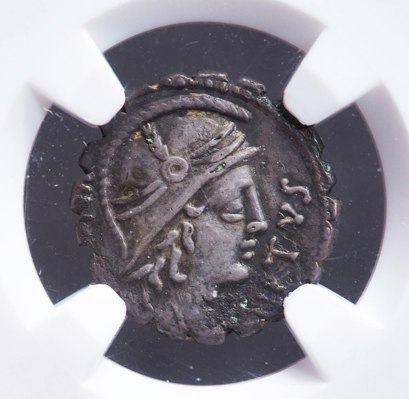 【俄甄集藏】2026年(049)03-18星期三 晚 19:30 全场包邮 古罗马共和国公元前65年勇气之神维尔图斯西西里岛平叛1狄纳里银皮铜芯纪念币，NGC ChVF (Str 5/5, Sur 2/5)，罗马造币厂打制，制币官Man. Aquillius m.f，正面勇气之神维尔图斯面右像，背面马尼乌斯阿奎利乌斯身着军装手拿盾牌，旁边跪着的西西里的拟人女性形象，盒体有两处小磕损，见详图