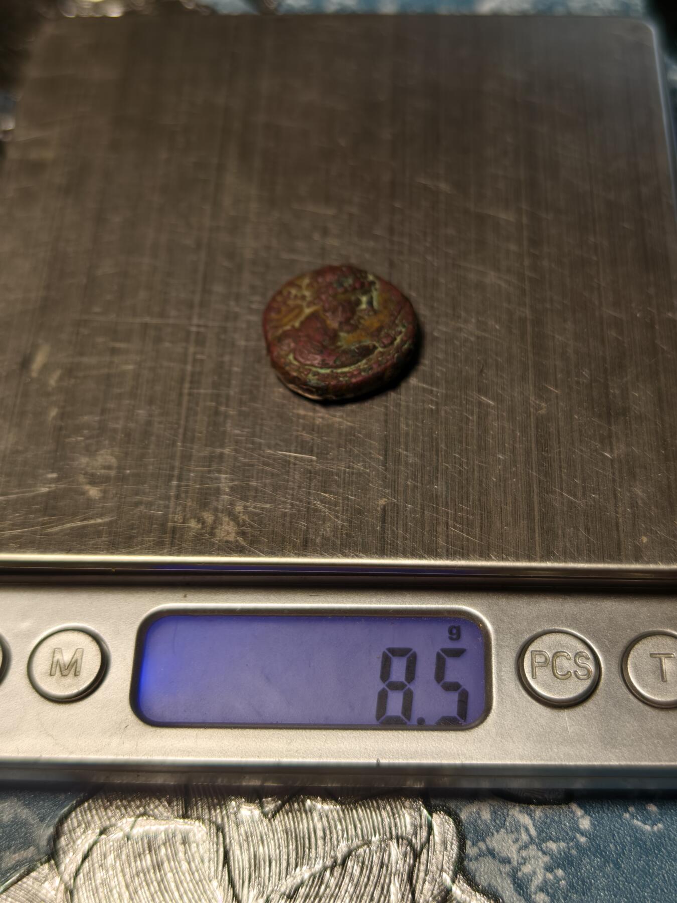 抚柳草堂-第十五期章牌钱币  奖章勋章限时免佣 满百包邮 放漏专场 公元1世纪末至2世纪初 贵霜王朝无名王索特·美加斯铜币（四德拉克马型）“无名王”索特·美加斯是贵霜帝国早期的重要君主，他统一了中亚各部，为后来贵霜帝国的鼎盛奠定了基础。这枚钱币上的希腊化风格头像与中亚王徽，正是贵霜文化融合东西方元素的生动体现 