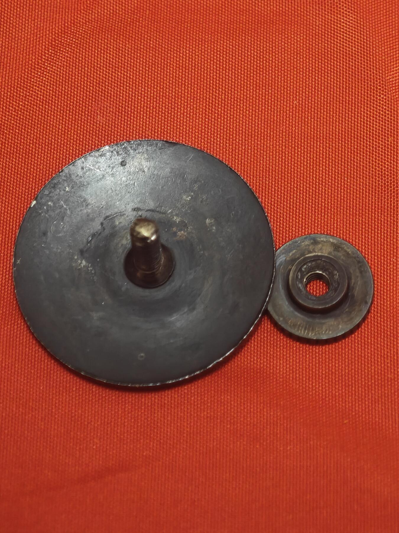 橙子收藏第五期 民国中期国民党青天白日帽徽（螺柱款）