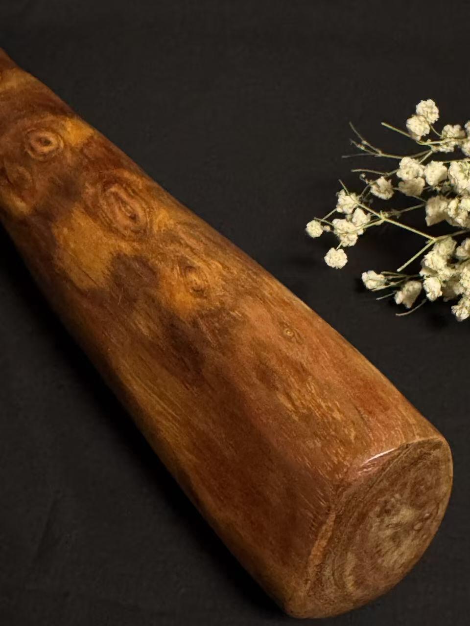 零元拍：NO.21终于在节前收到这批送出去加工的海南黄花梨随型把玩棍横财，这也许就是玩木头的乐趣吧，每一个花纹都独一无二，是自然与匠心的完美邂逅。 它保留了木材最本真的曲线，每一处起伏都像是时光在木头上留下的指纹。尺寸：490/50/55MM