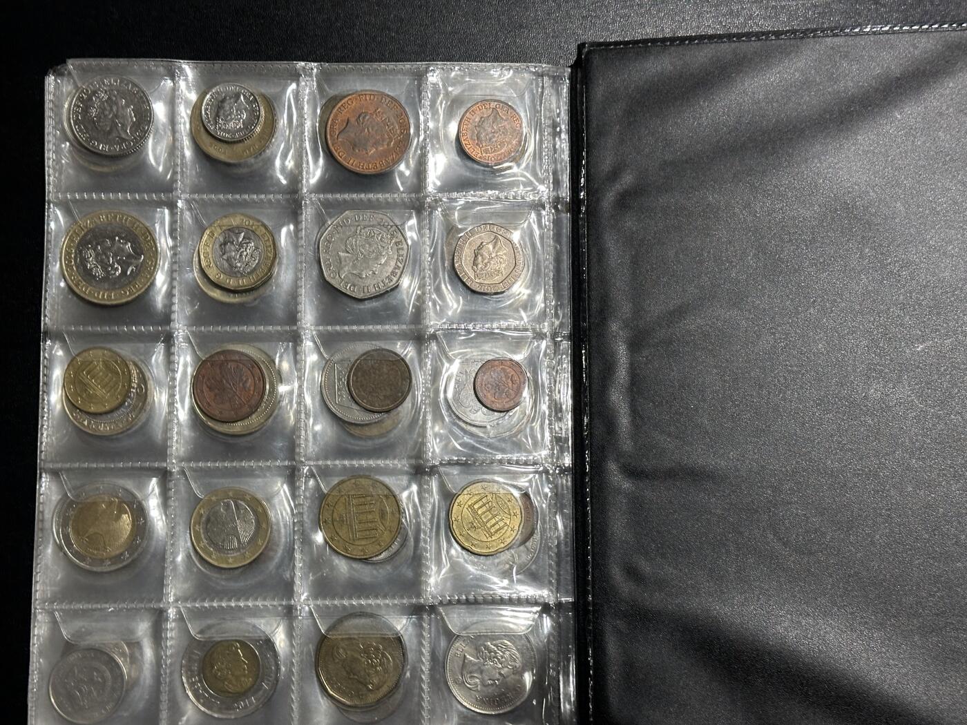 《外钞收藏家》第六百一十六期（精品场）（长期征集拍品、欢迎藏友们联系合作） 硬币收藏册一本 含硬币200多枚一起/成套硬币（欧元英镑加元等都有）