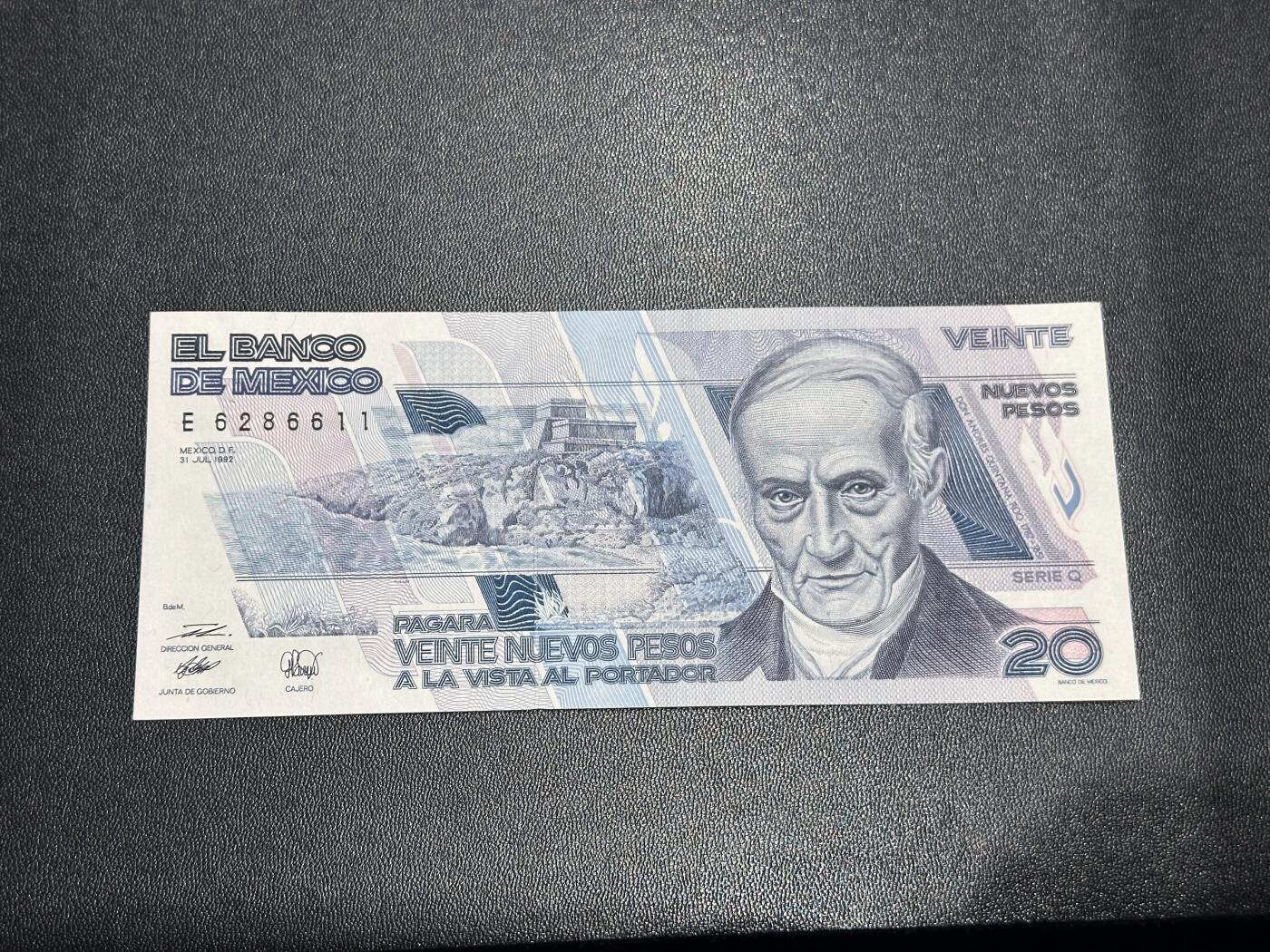 《外钞收藏家》第六百一十六期（精品场）（长期征集拍品、欢迎藏友们联系合作） 1992年墨西哥20比索 全新 一个角有瑕疵 无47