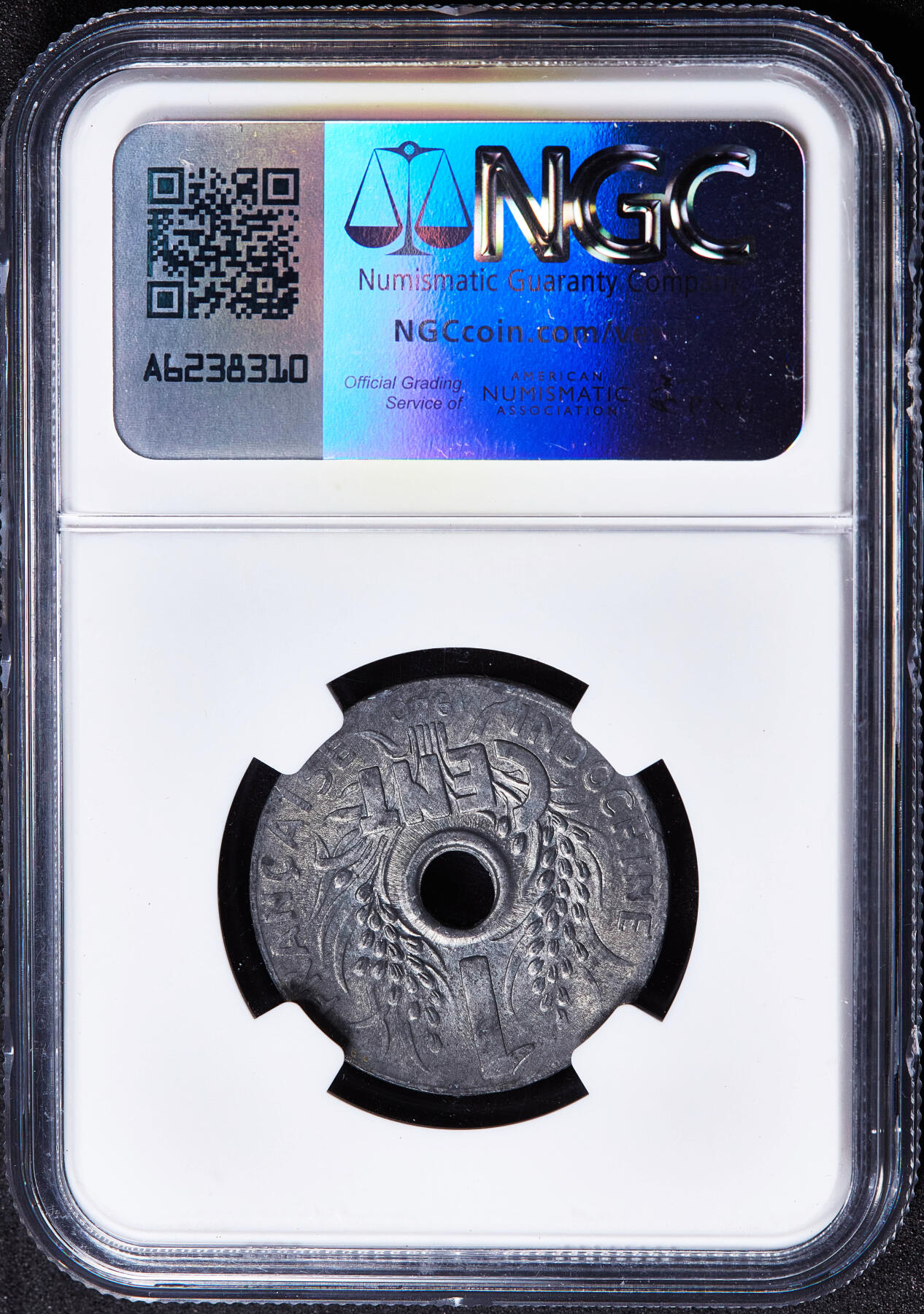 【俄甄集藏】2026年(049)03-18星期三 晚 19:30 全场包邮 法属印度支那1940年帽圈版中孔1分锌币，NGC MS63，原光品相，MS状态难得