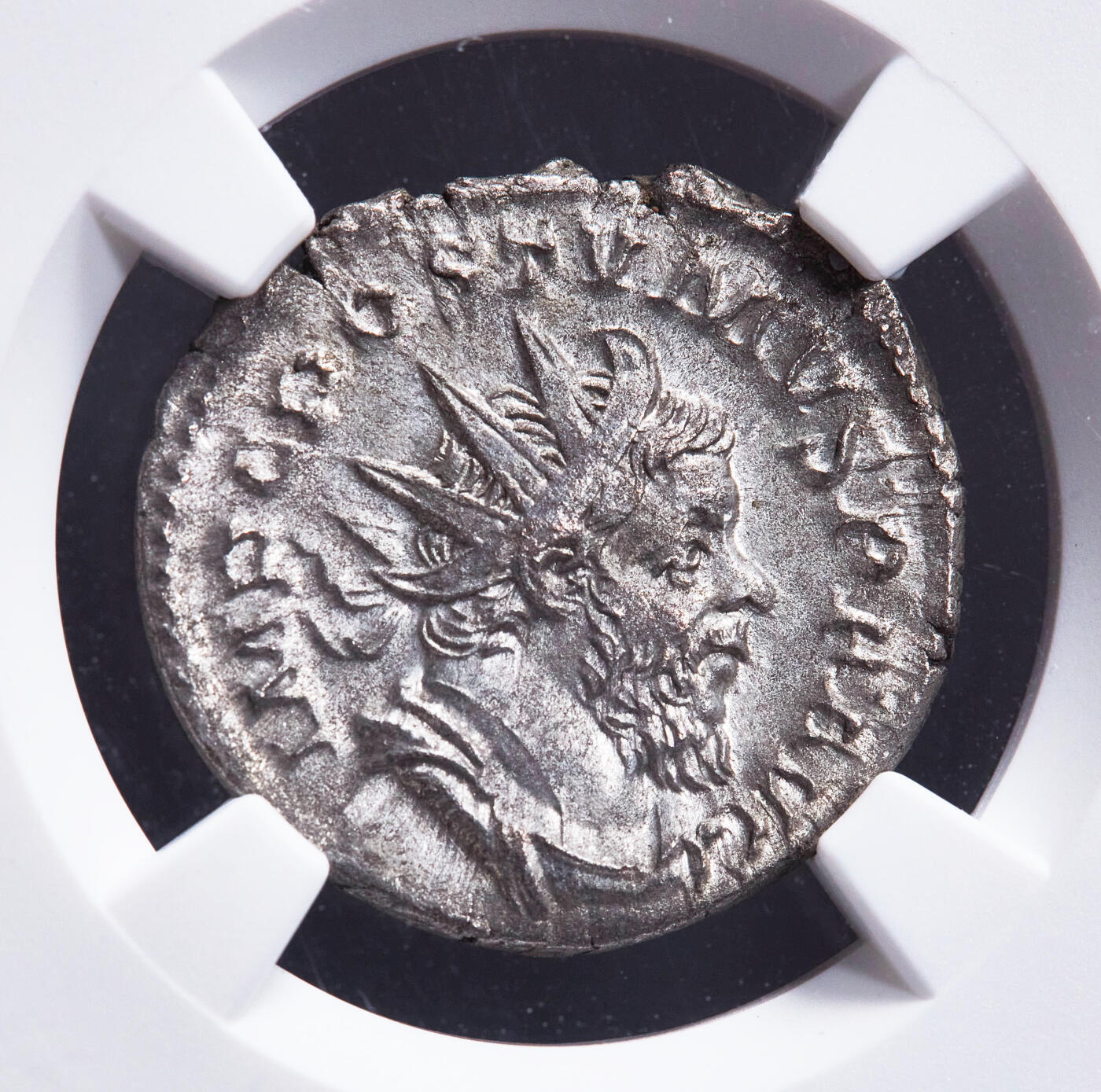 【俄甄集藏】2026年(049)03-18星期三 晚 19:30 全场包邮 古罗马高卢帝国公元262-263年波斯图穆斯双第纳尔财富女神银币，NGC AU，特殊标签，正面是波斯图穆斯戴芒冠头像，币文：最高统帅，波斯图穆斯，虔敬和幸运者，奥古斯都；背面手持钱袋与秤的财富女神，原味包浆，原光品相