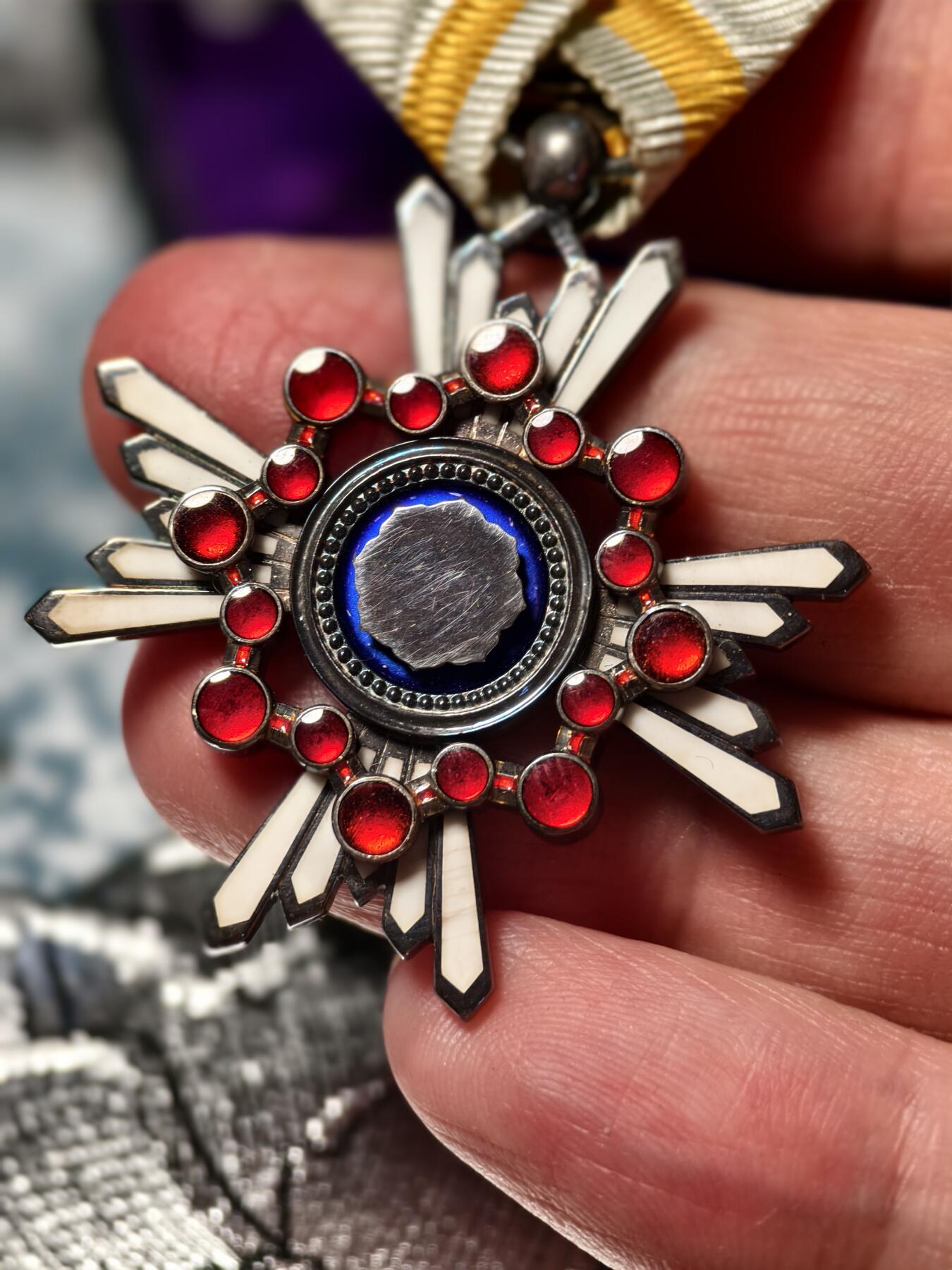 抚柳草堂-第十五期章牌钱币  奖章勋章限时免佣 满百包邮 放漏专场 勋六等瑞宝章 银质重19.3g 原盒带杯绶 稀少的m标 极美品七宝烧完好