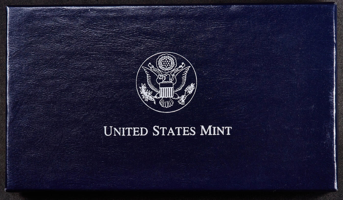 【俄甄集藏】2026年(049)03-18星期三 晚 19:30 全场包邮 冰岛2000年纪念维京探险家莱夫·埃里克松发现美洲1000年1000克朗精制大银币，原盒证，美国费城造币厂代铸，重27.73克，900银，发行量150000枚