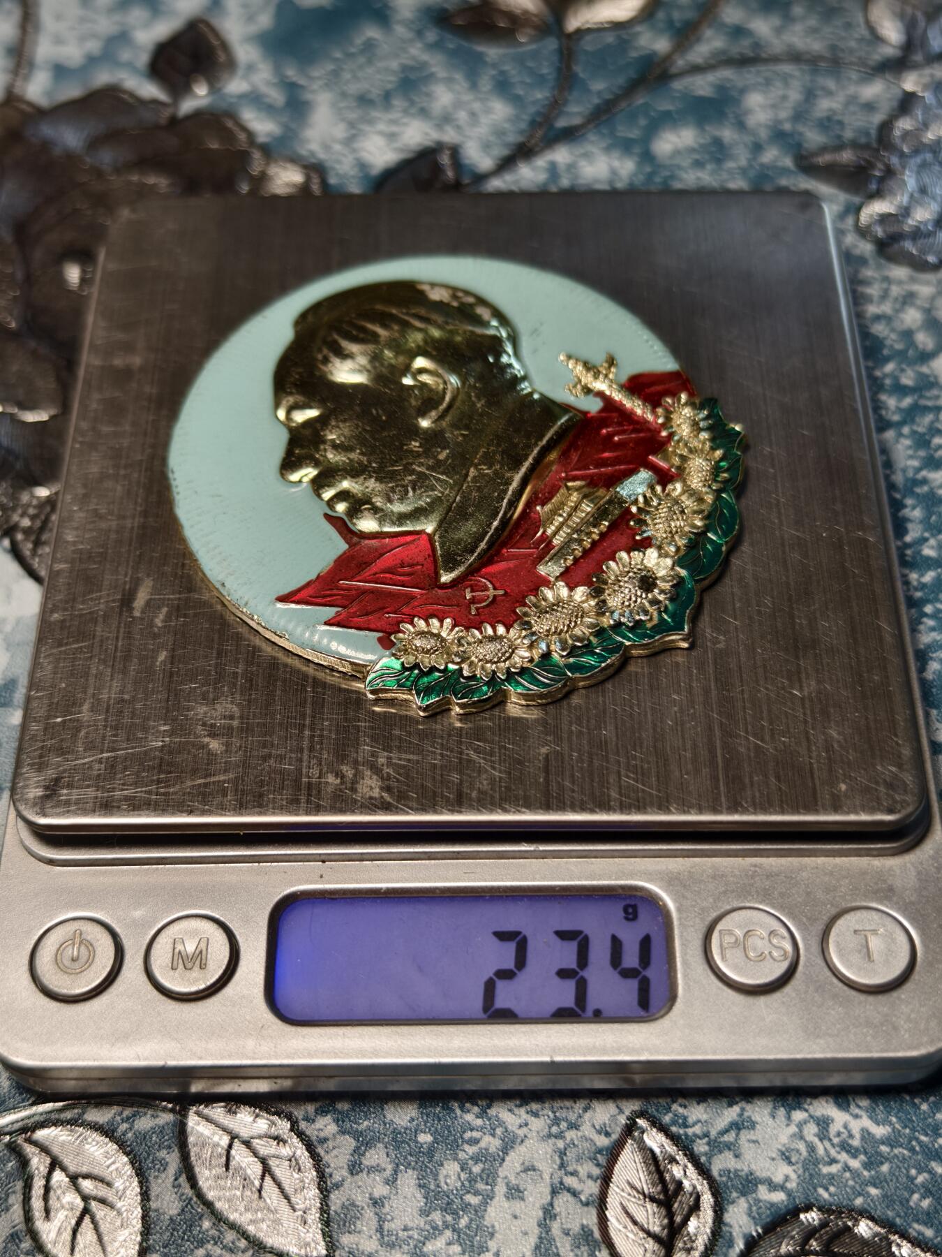 抚柳草堂-第十五期章牌钱币  奖章勋章限时免佣 满百包邮 放漏专场 1969毛主席像章 大号彩章天安门向日葵党旗华表 尺寸73*66左右 非常漂亮市场价小几百的品种 